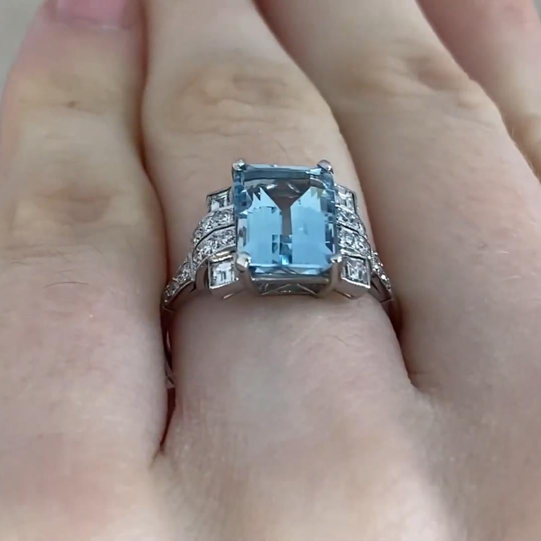 Taille émeraude Bague aigue-marine taille émeraude sertie (environ 1,80 carats) avec diamants, platine en vente