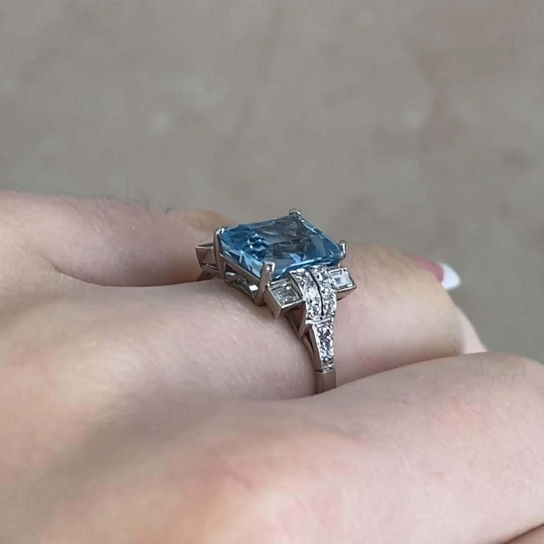 Bague aigue-marine taille émeraude sertie (environ 1,80 carats) avec diamants, platine Excellent état - En vente à New York, NY