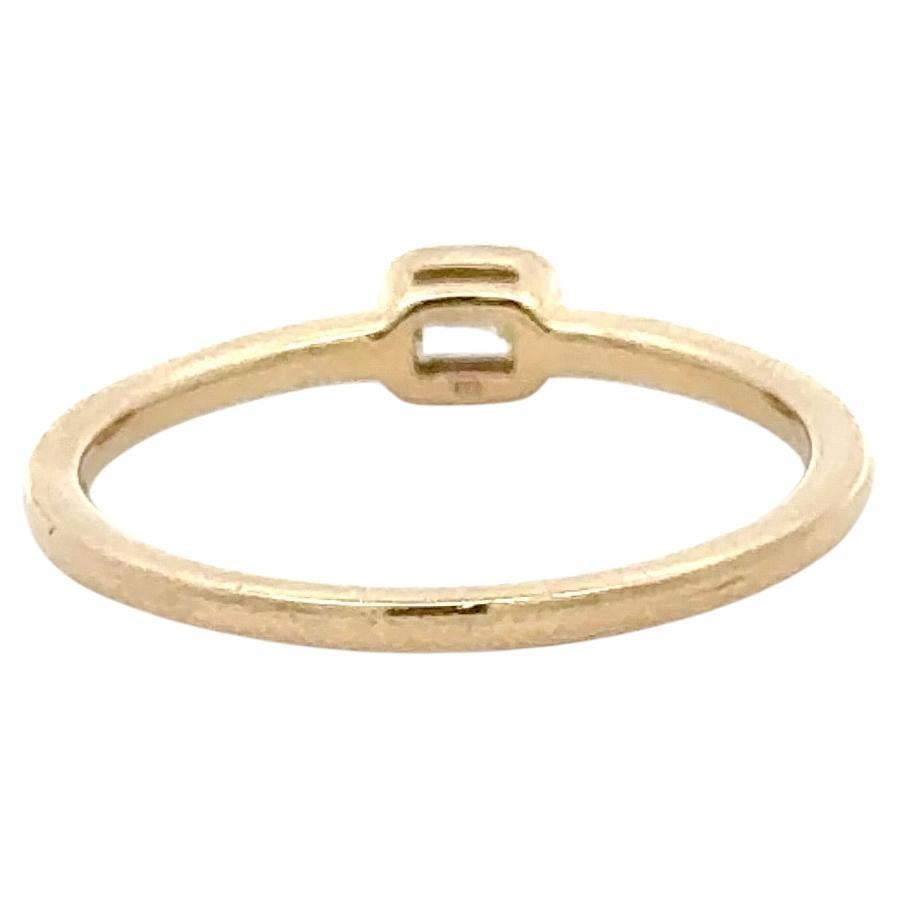 Anello a fascia impilabile in oro giallo 14 carati con un diamante taglio smeraldo incastonato del peso di 0,14 carati. Taglia 6. Can ordina qualsiasi taglia e colore.

Altri anelli impilabili in stock. 
Messaggio per foto e dettagli
Cerca Harbor