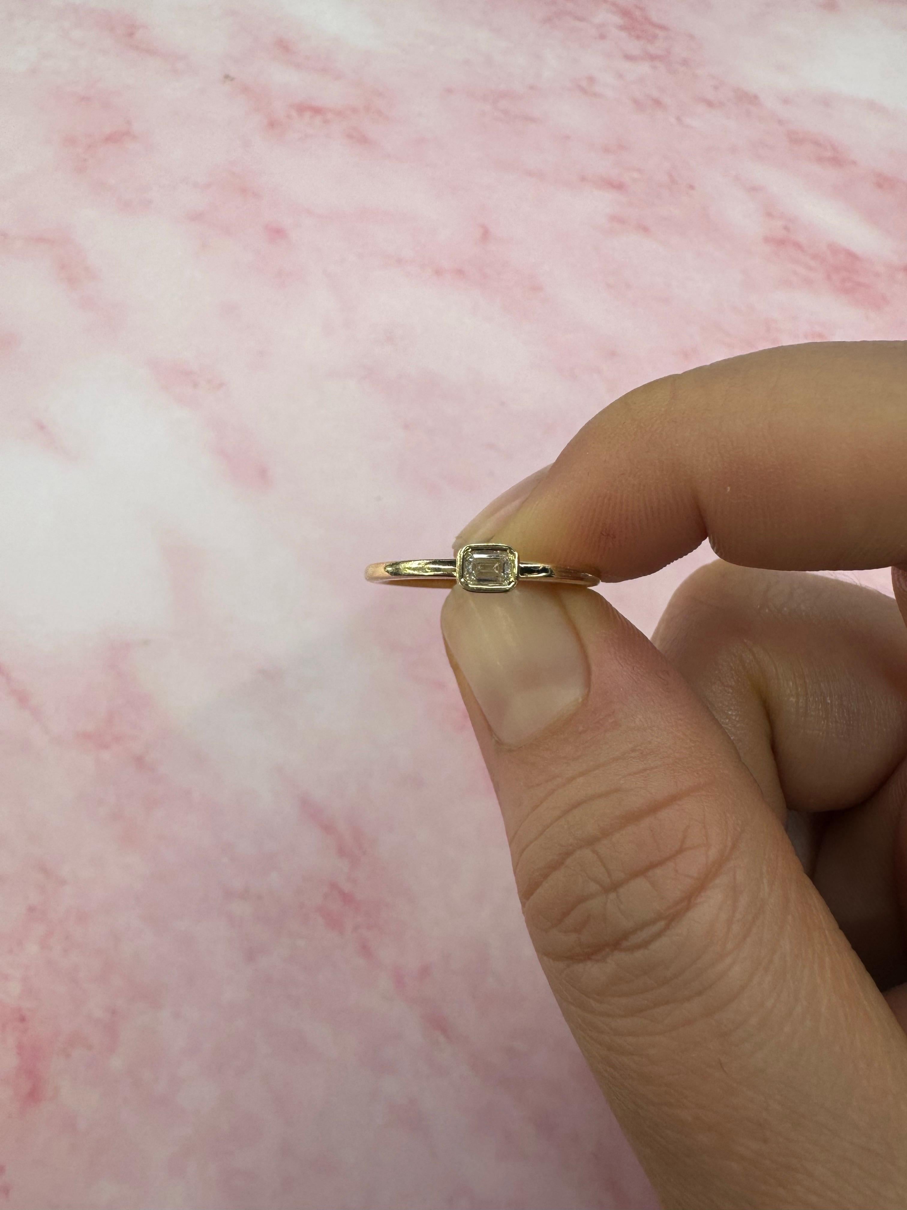 Contemporaneo Anello impilabile con diamanti a castone taglio smeraldo 0,14 carati in oro giallo 14 carati in vendita
