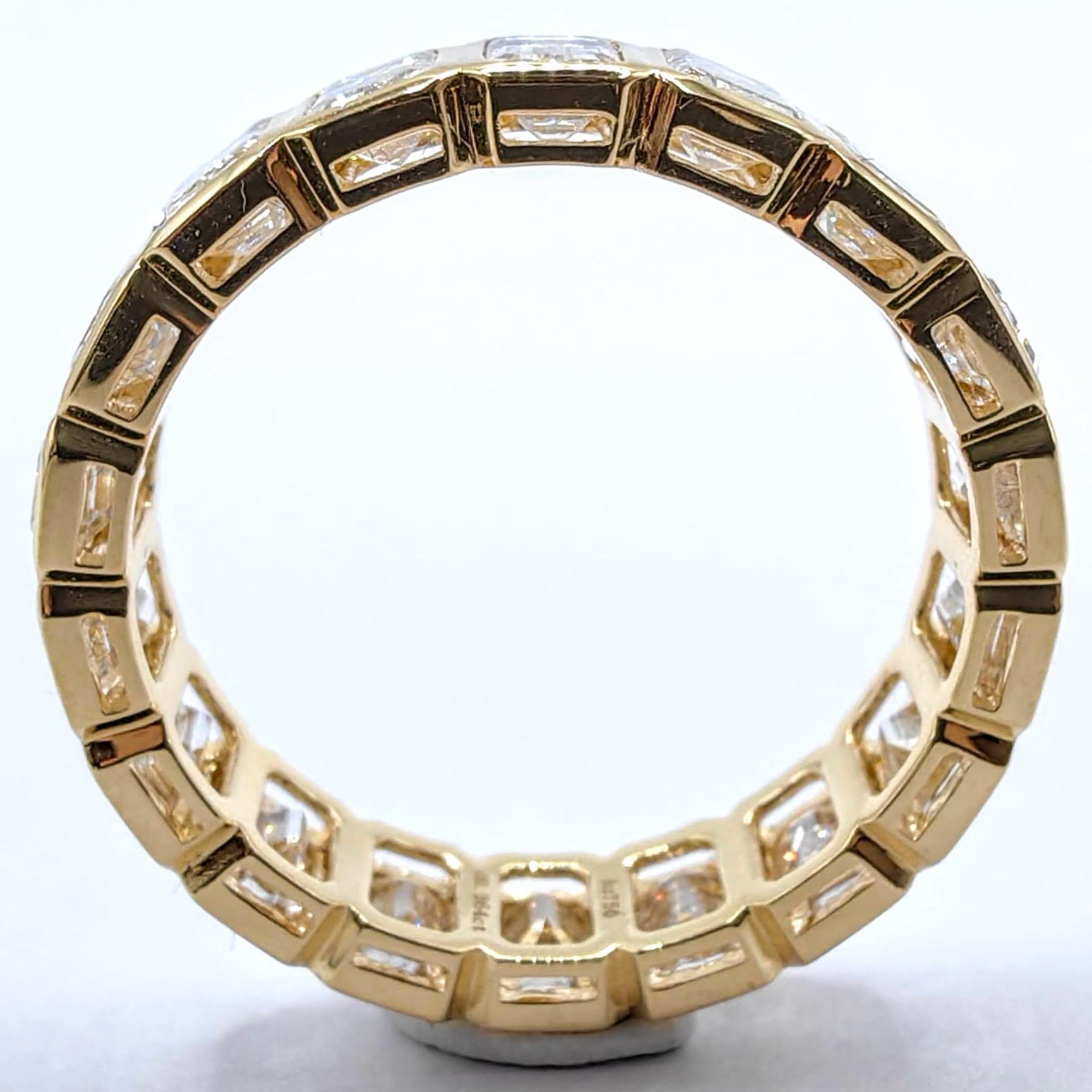 Im Angebot: Ehering mit Smaragdschliff und Diamant in Lünette aus 18K Gelbgold () 3