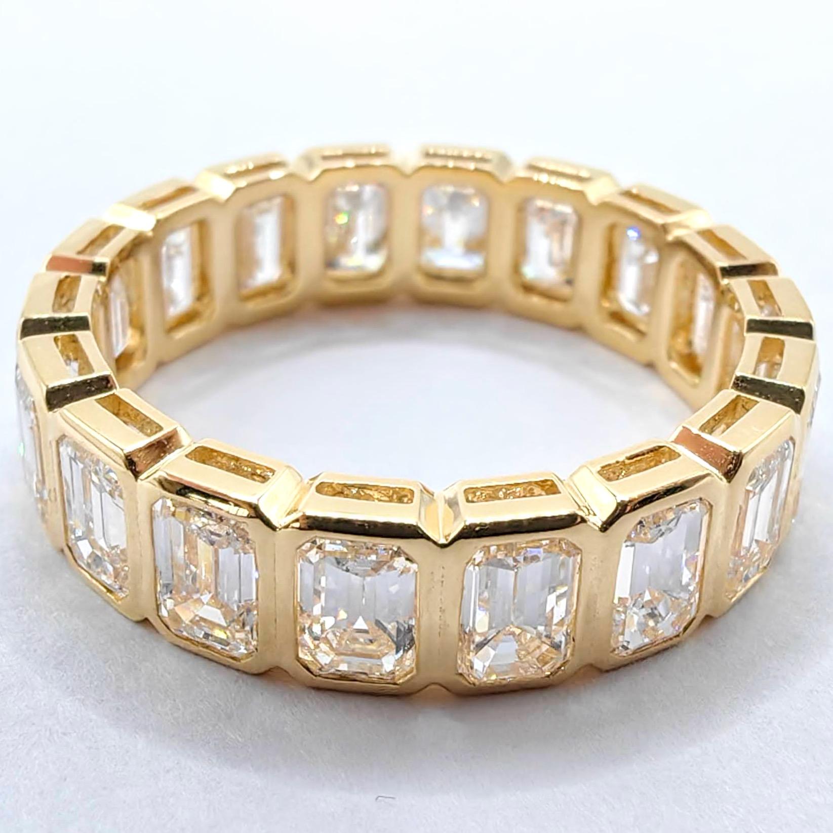 Im Angebot: Ehering mit Smaragdschliff und Diamant in Lünette aus 18K Gelbgold () 4