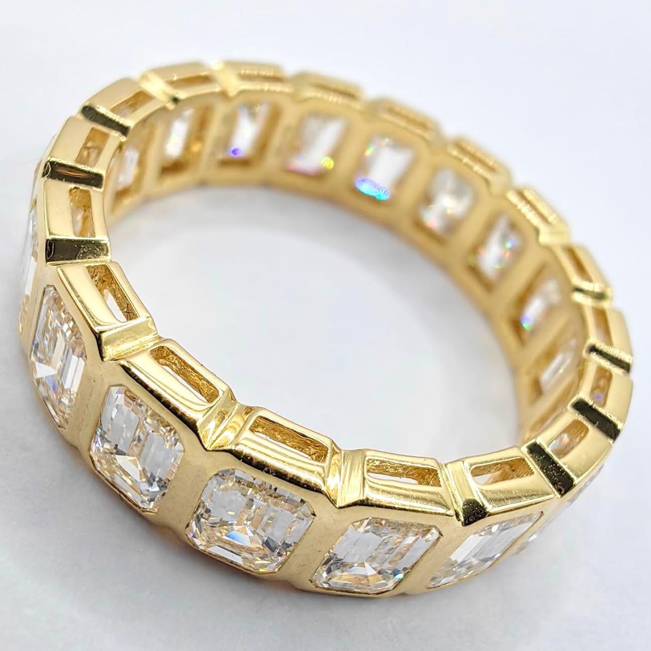 Im Angebot: Ehering mit Smaragdschliff und Diamant in Lünette aus 18K Gelbgold () 5