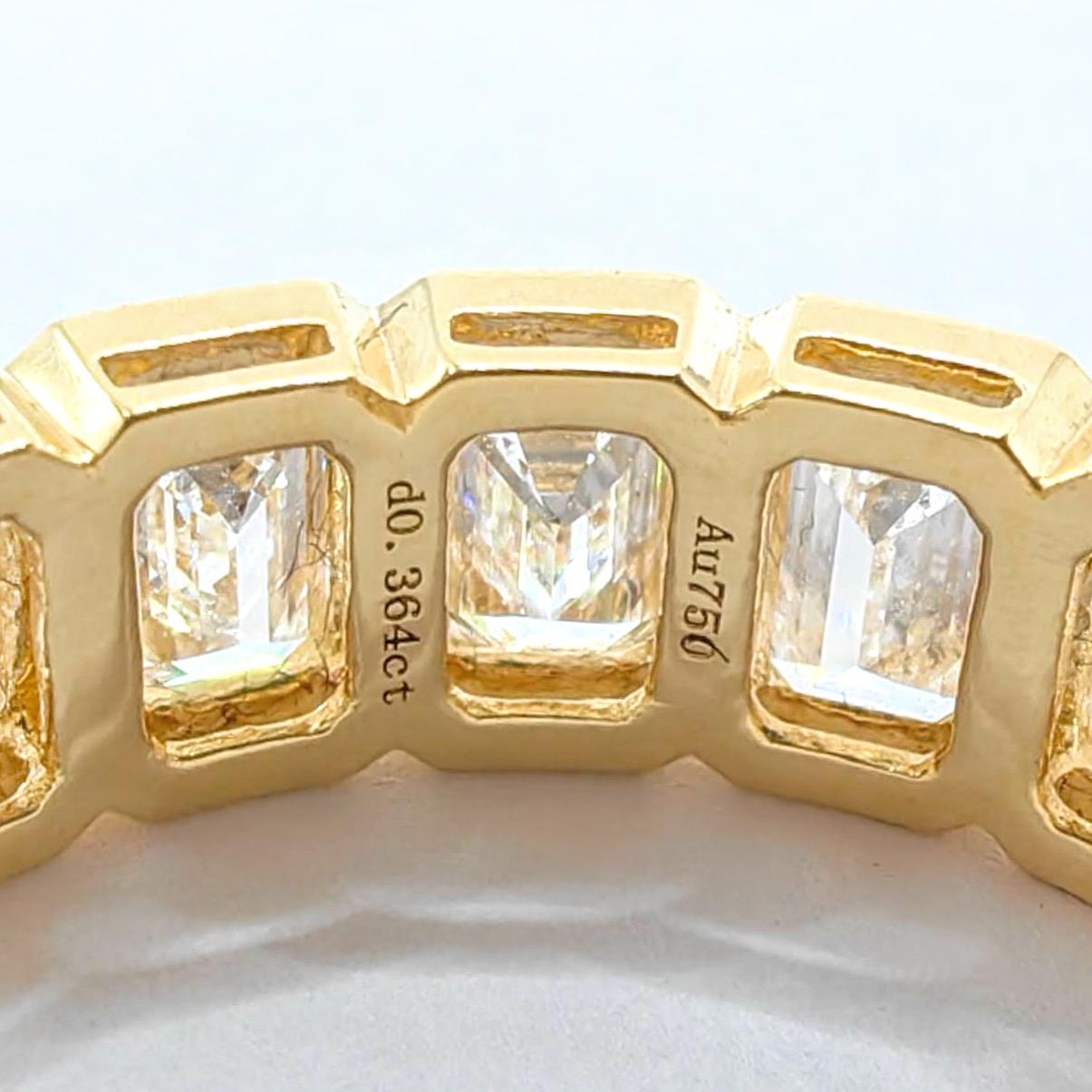 Im Angebot: Ehering mit Smaragdschliff und Diamant in Lünette aus 18K Gelbgold () 6