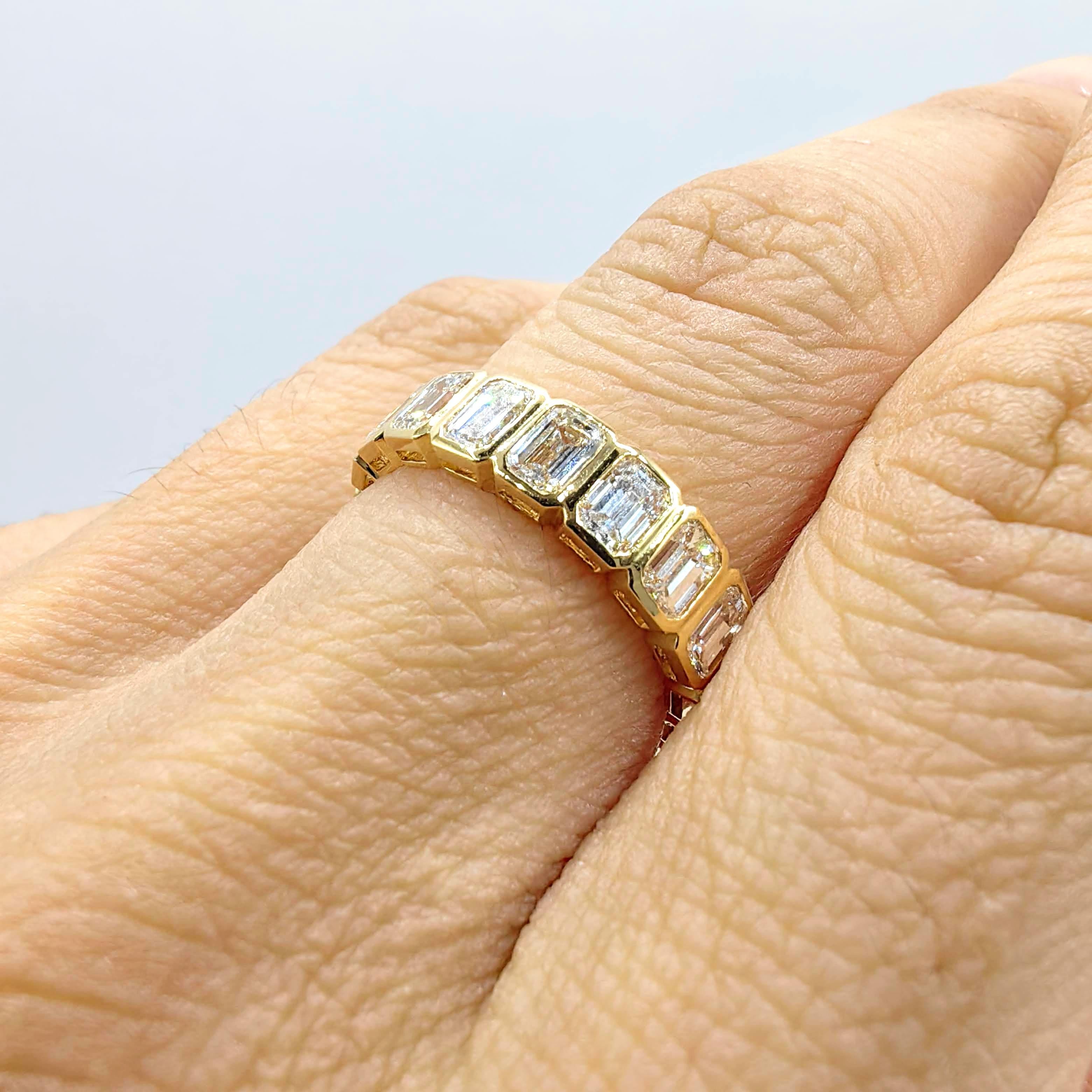 Im Angebot: Ehering mit Smaragdschliff und Diamant in Lünette aus 18K Gelbgold () 7