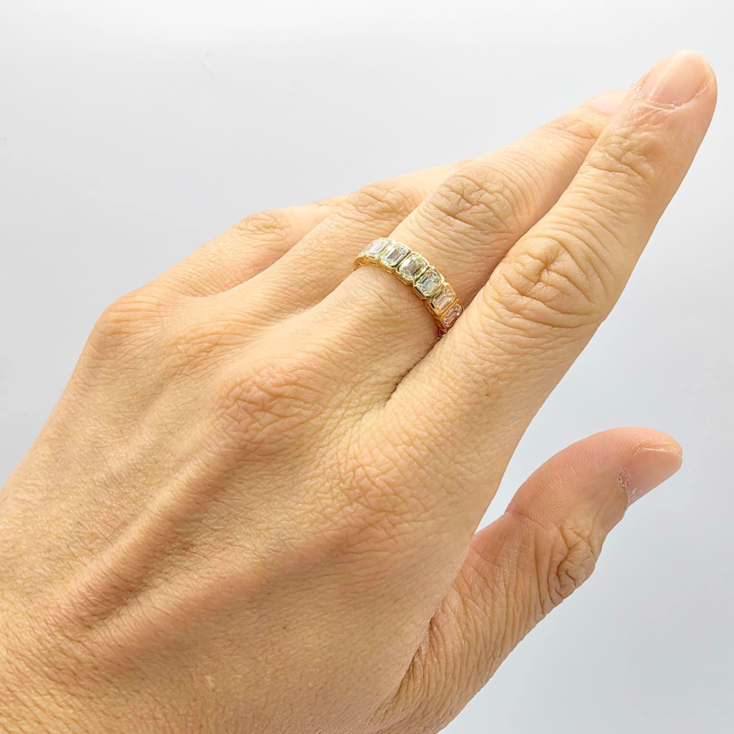 Im Angebot: Ehering mit Smaragdschliff und Diamant in Lünette aus 18K Gelbgold () 8