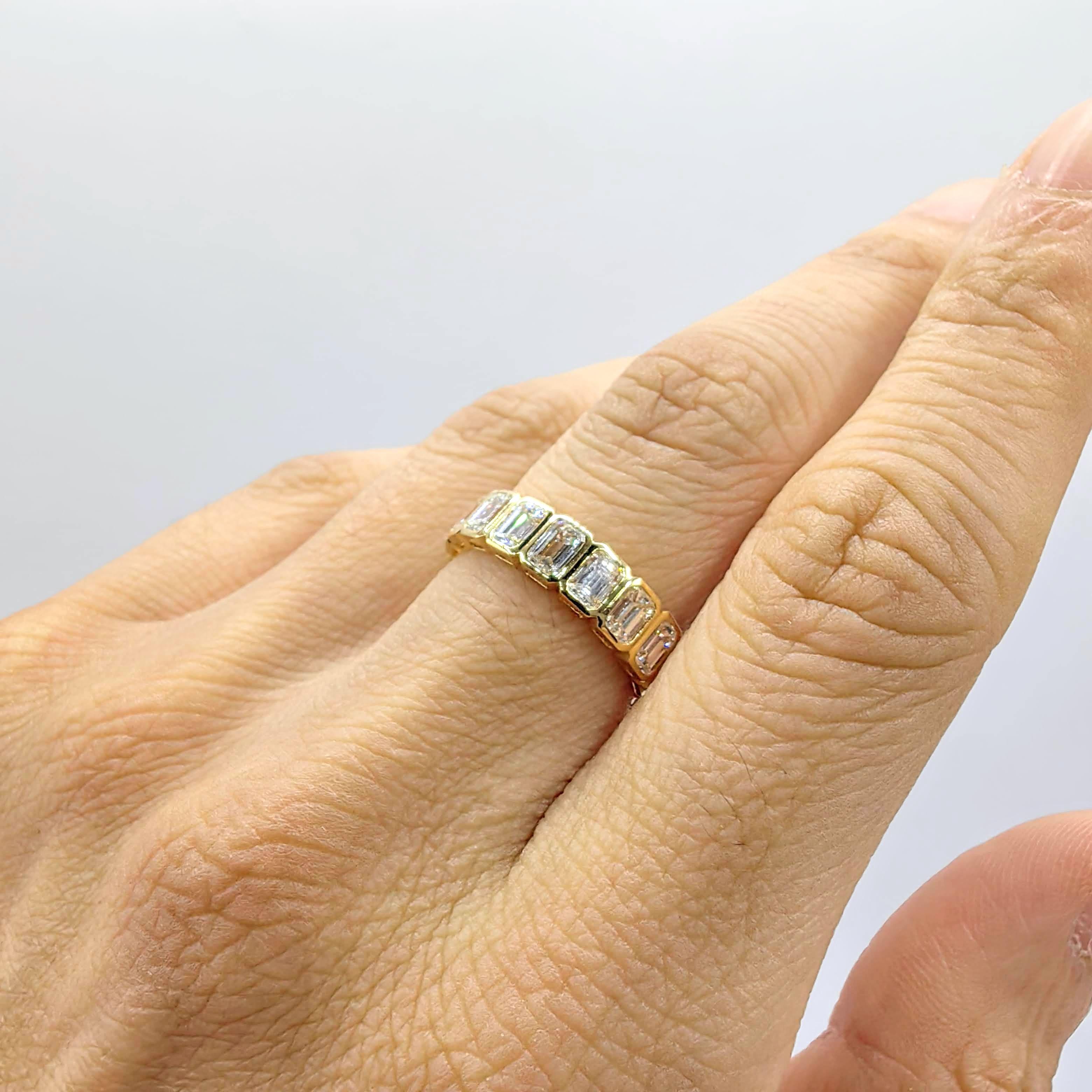 Im Angebot: Ehering mit Smaragdschliff und Diamant in Lünette aus 18K Gelbgold () 9