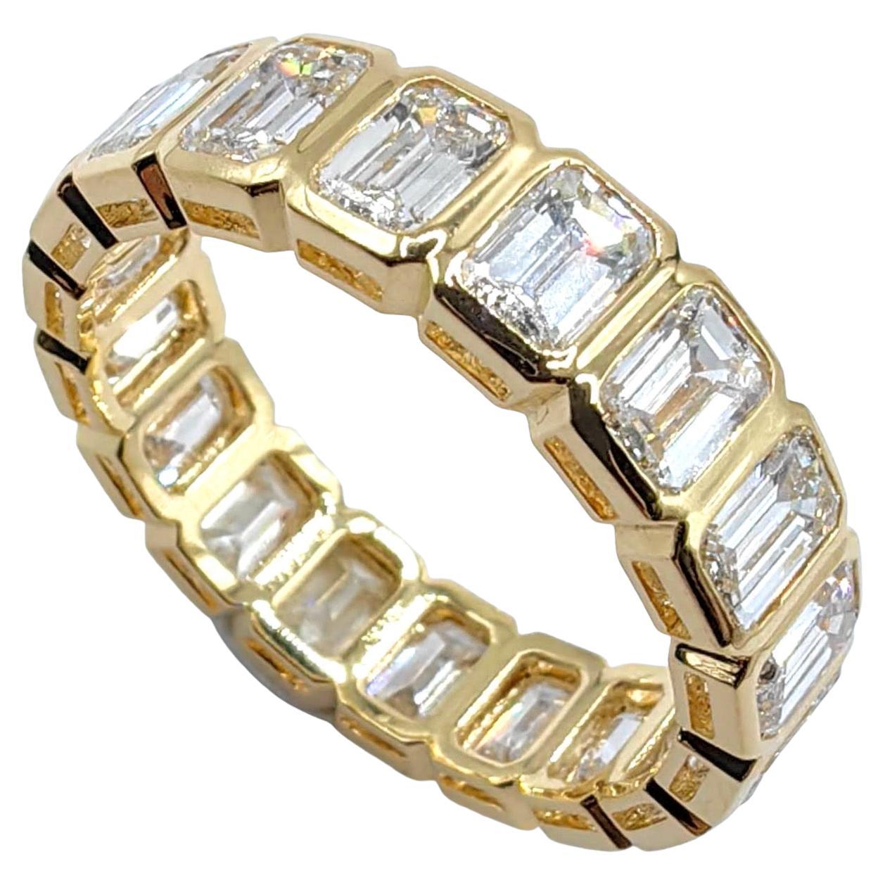 Emerald Cut Bezel Set Diamond Eternity Wedding Band Ring in 18K Yellow Gold (anneau de mariage éternel en or jaune)
