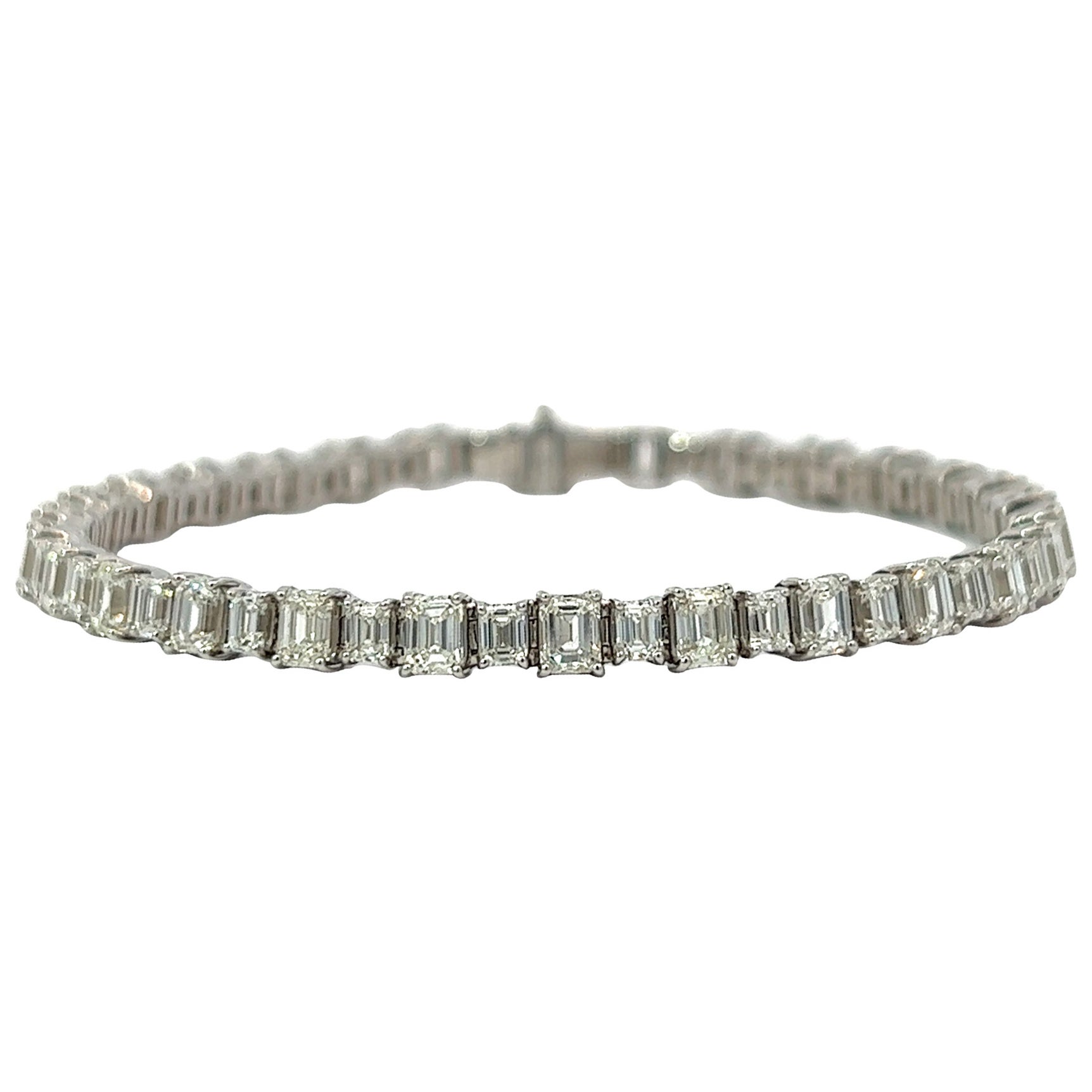 Tennisarmband mit großen und kleinen Diamanten im Smaragdschliff in 18KW (9,58 Karat VVS) von Arnav im Angebot