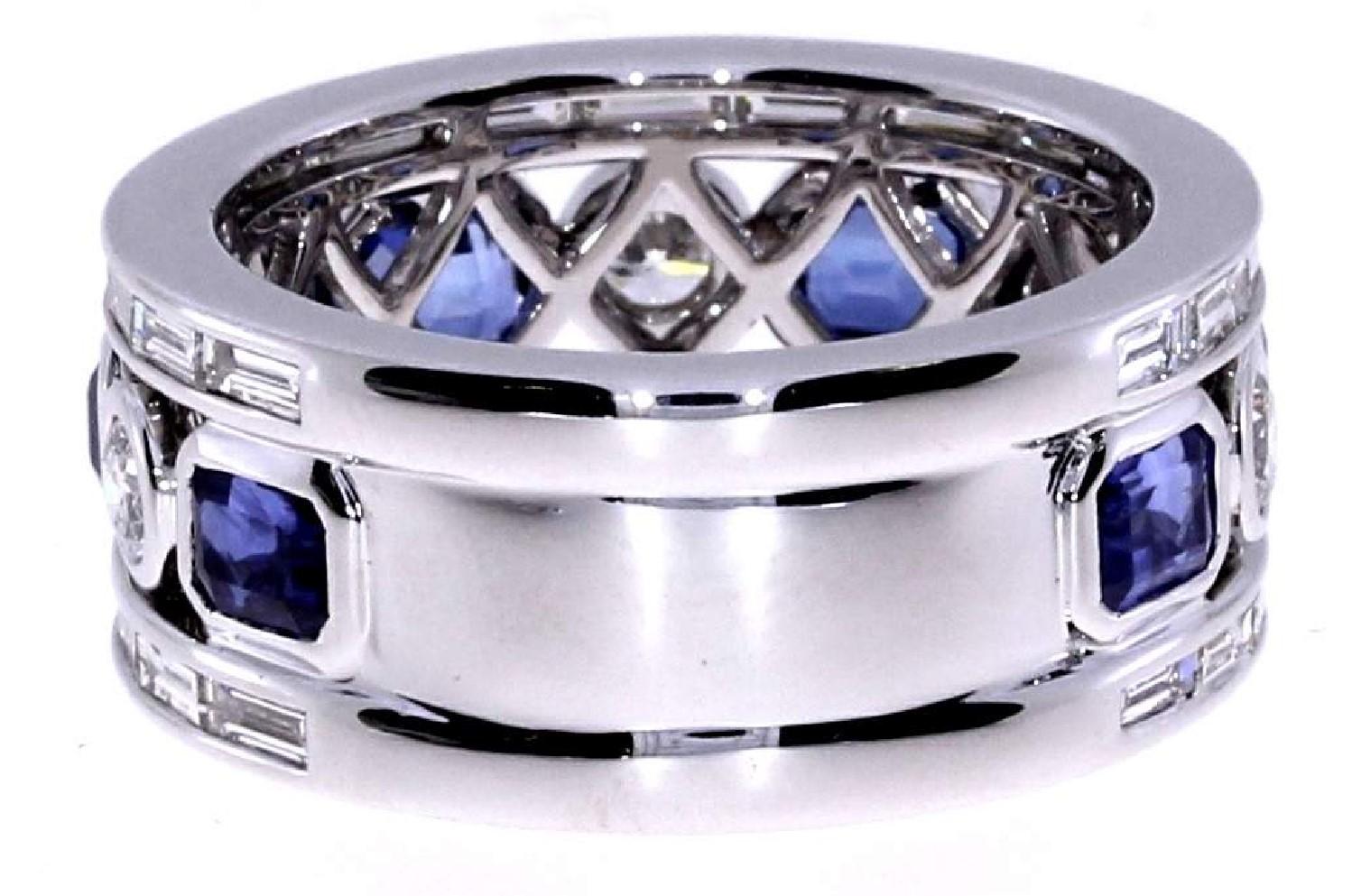 Taille émeraude Bague avec saphir bleu taille émeraude et diamant en vente