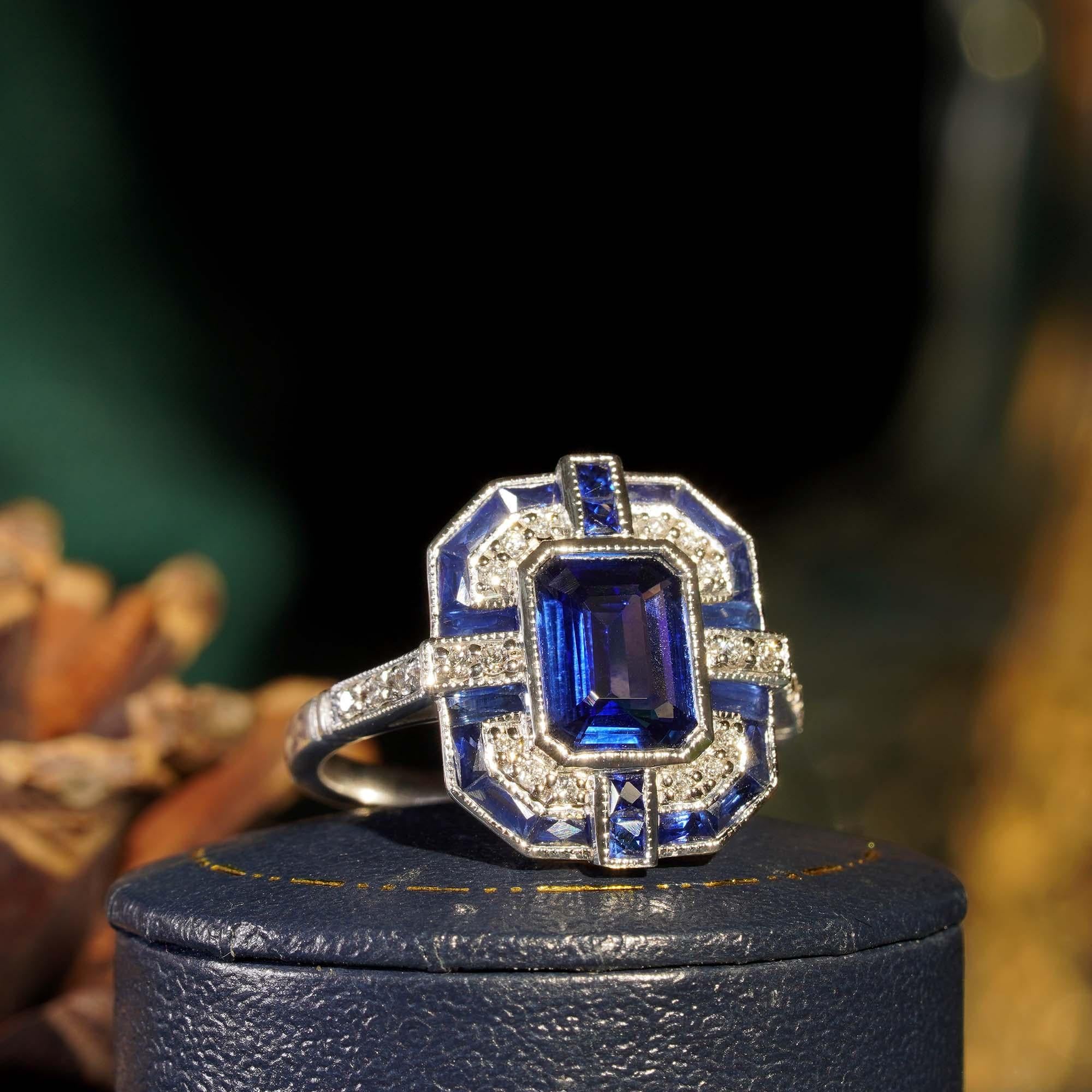 Zafiro azul talla esmeralda y diamante Anillo de oro blanco de 14 quilates estilo Art Decó geométrico en venta 2