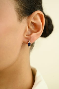 Pendientes de aro abrazador de zafiro azul talla esmeralda y diamante en oro amarillo de 18 quilates