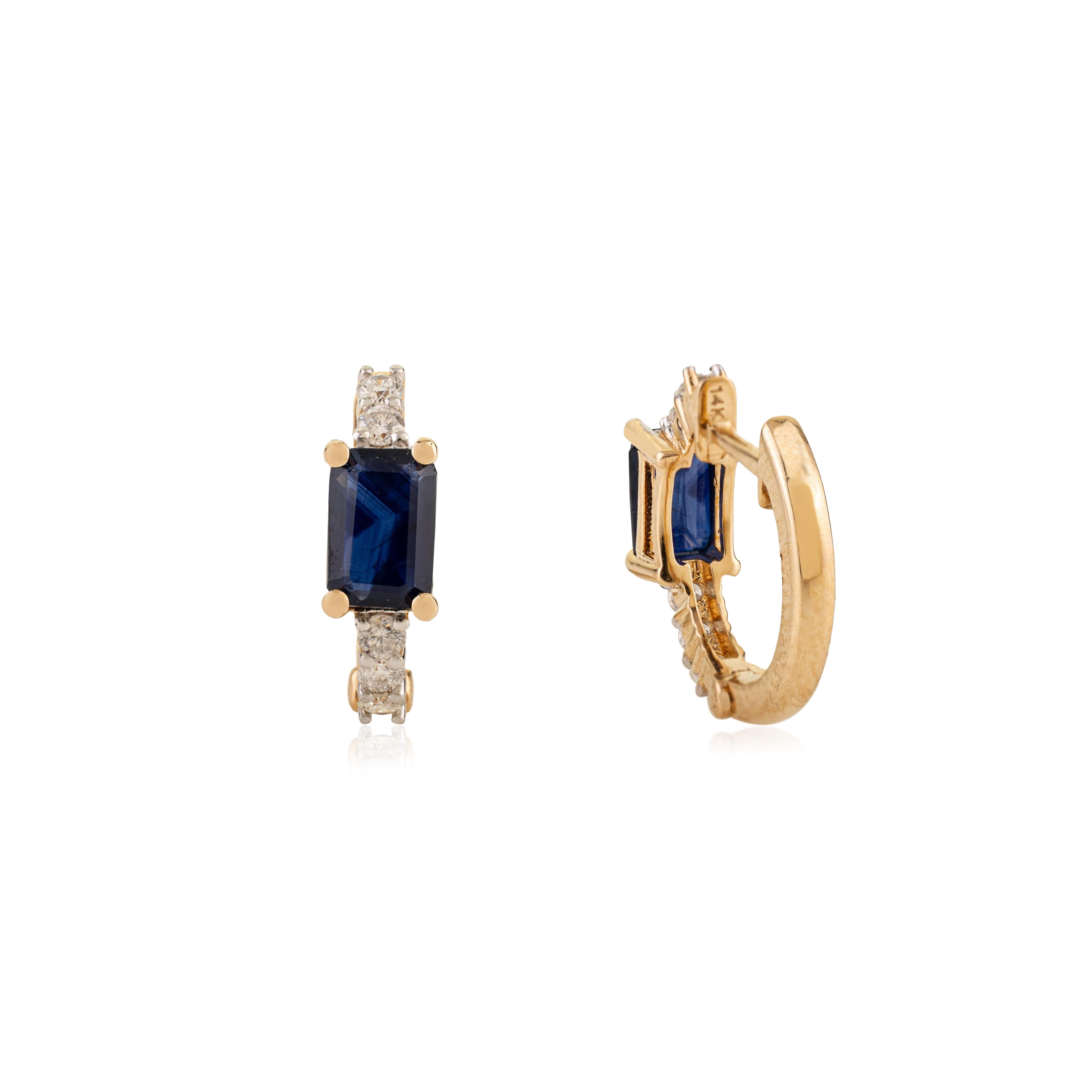 Boucles d
oreilles Huggie en or jaune 18 carats, saphir bleu taille émeraude et diamant en vente