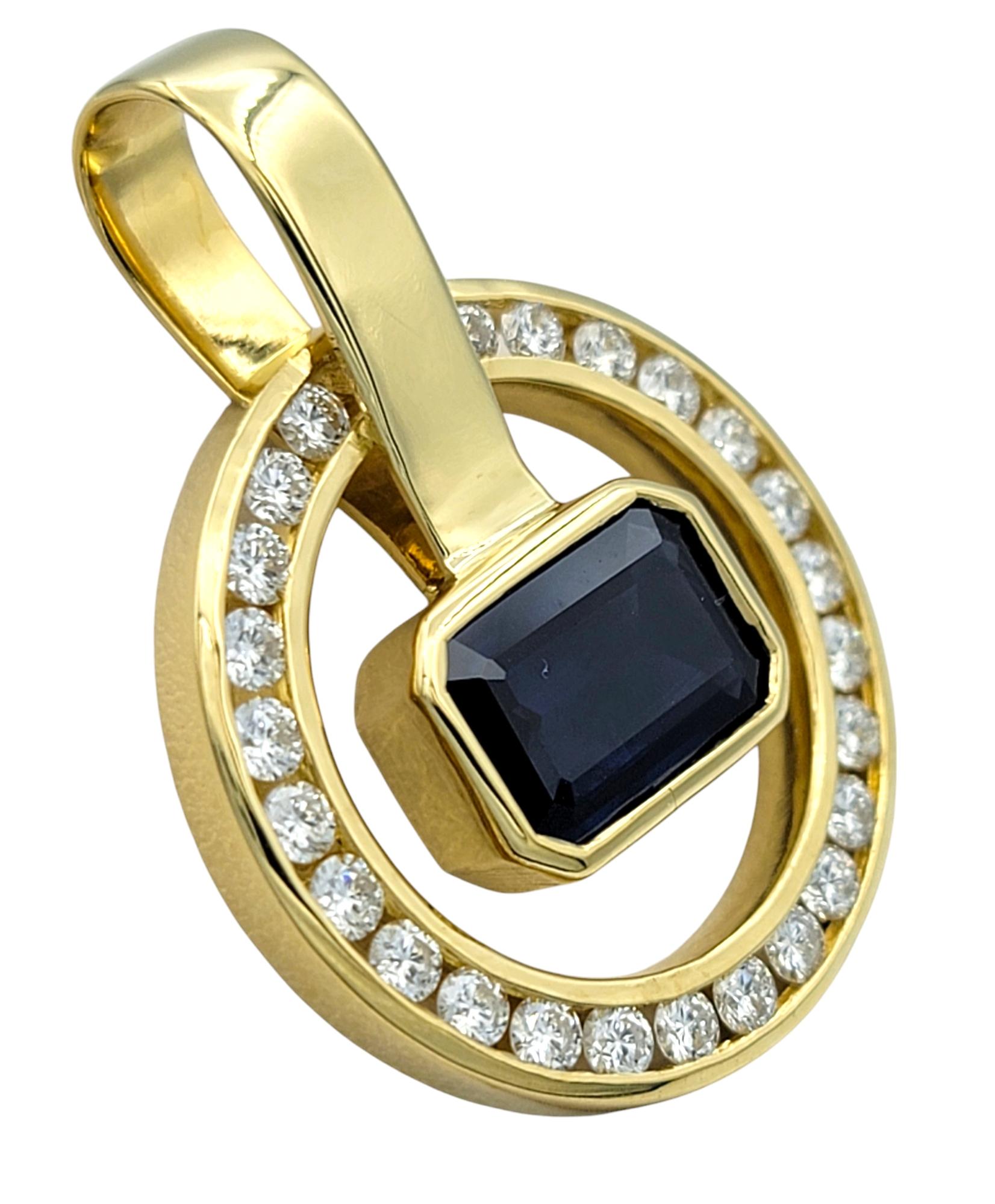 Ce luxueux pendentif circulaire en saphir et diamant est une fusion étonnante de couleurs riches et d'étincelles brillantes. Au cœur de ce pendentif contemporain se trouve un saphir époustouflant de 3,71 carats taillé en émeraude, rayonnant de