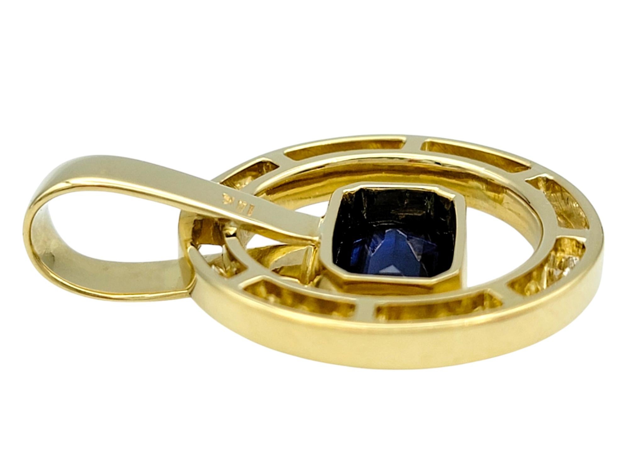 Contemporain Pendentif Emerald Cut Blue Sapphire Open Circle avec diamants Or jaune 18 carats en vente