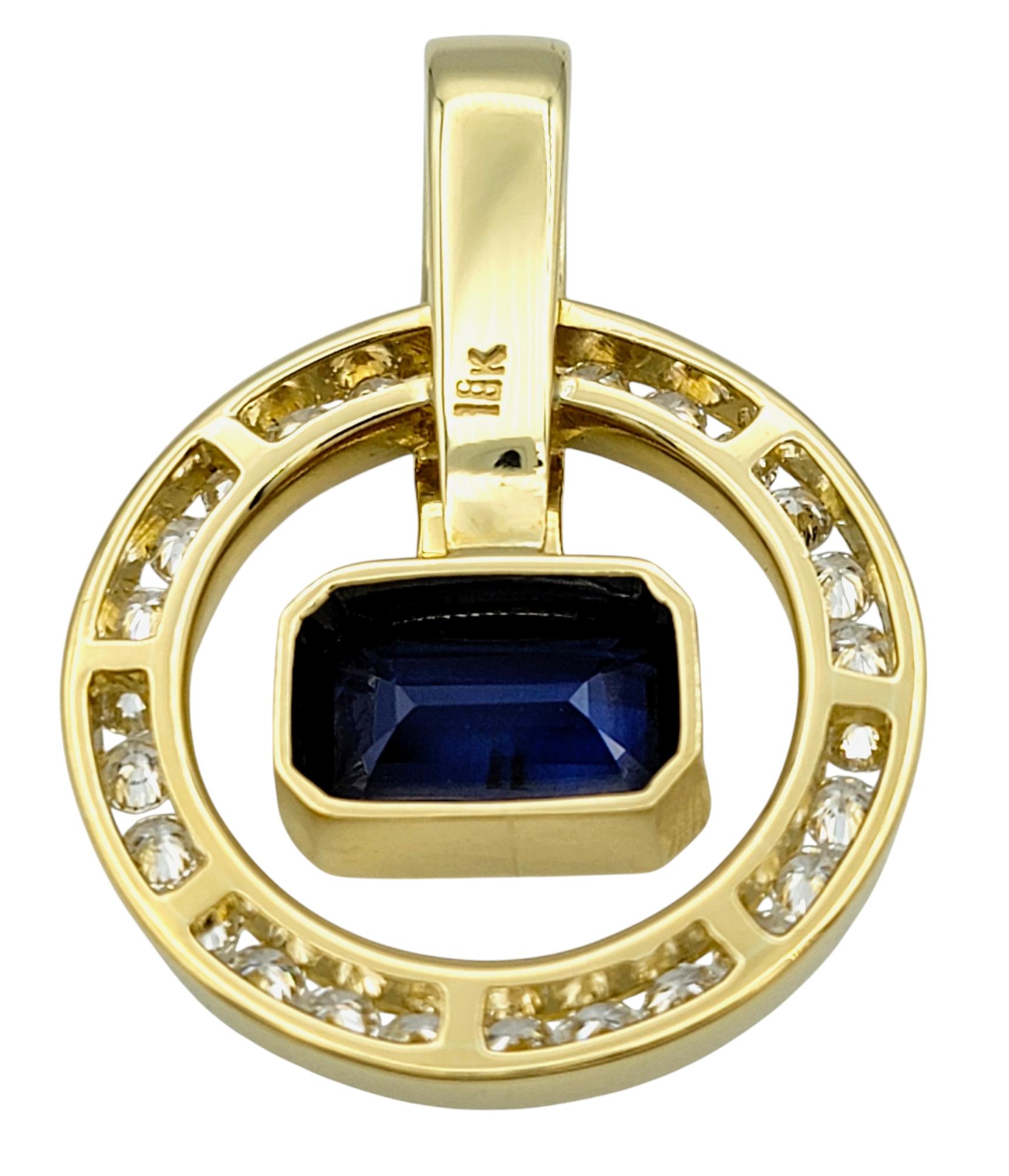 Taille émeraude Pendentif Emerald Cut Blue Sapphire Open Circle avec diamants Or jaune 18 carats en vente