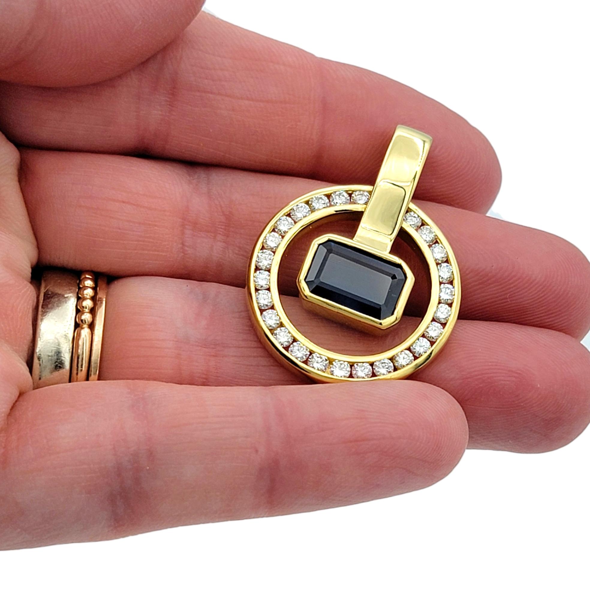 Pendentif Emerald Cut Blue Sapphire Open Circle avec diamants Or jaune 18 carats Bon état - En vente à Scottsdale, AZ