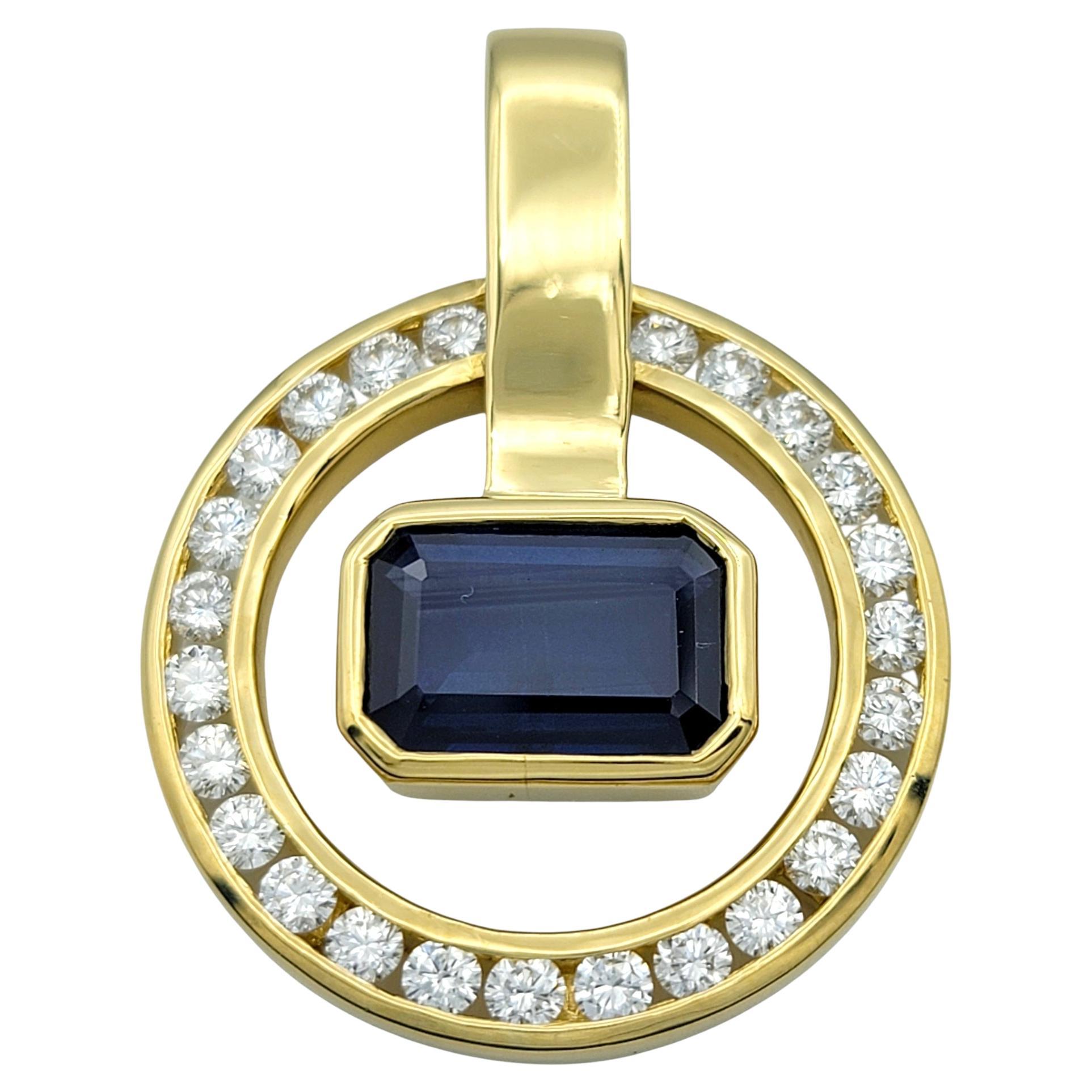 Pendentif Emerald Cut Blue Sapphire Open Circle avec diamants Or jaune 18 carats en vente