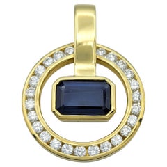 Colgante Círculo Abierto de Zafiro Azul talla Esmeralda con Diamantes Oro Amarillo 18 Kilates