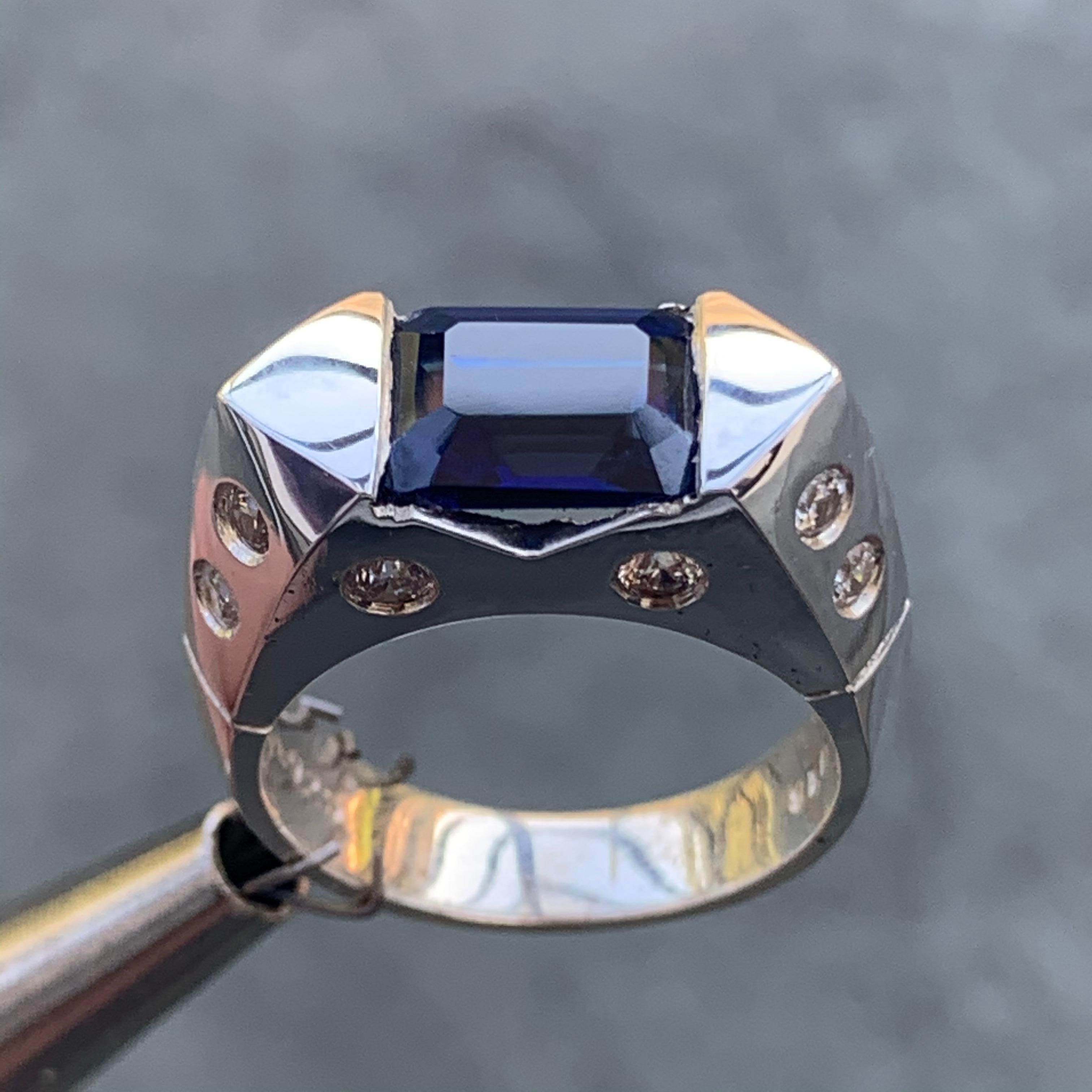 Blauer Saphirring im Smaragdschliff, 2,8 Karat, Ben Dannie Original Design im Zustand „Neu“ im Angebot in West Hollywood, CA