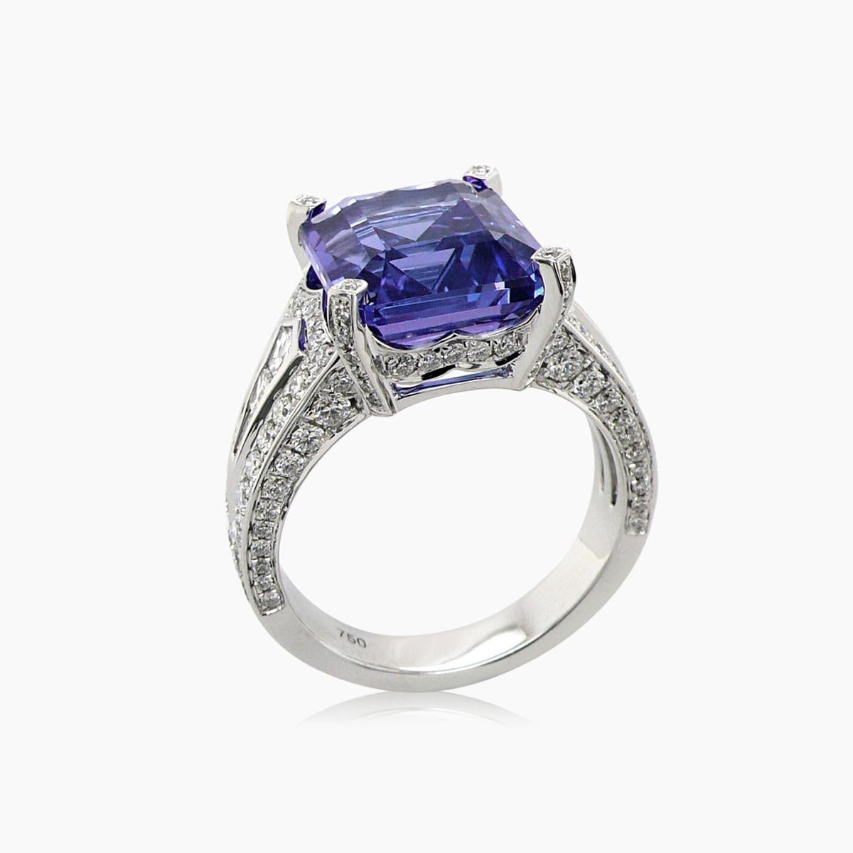 Dimensions: 2.20x1.30x2.60cm
Color: 18K White Gold
Materials:
