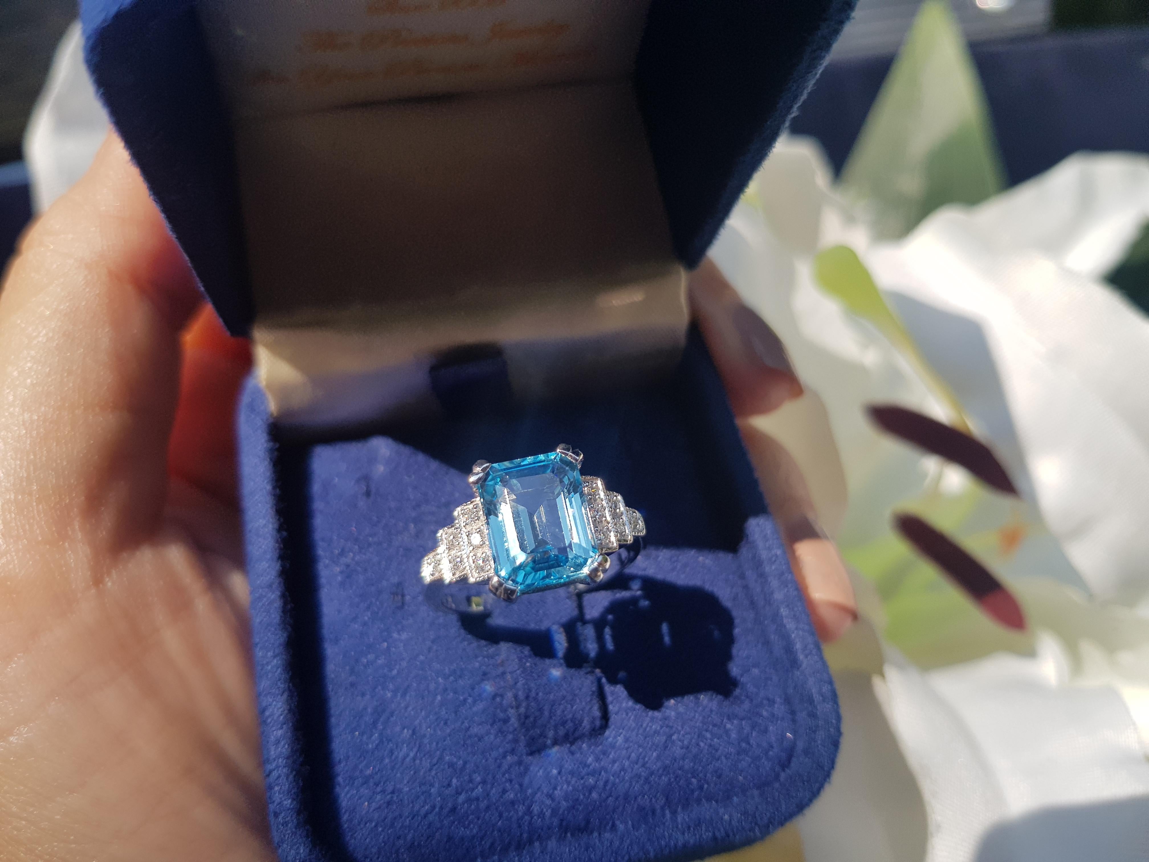 Beautifully crafted in 9k white gold, this gorgeous ring features a striking blue topaz set between step design diamonds set shoulders. With a total 12 diamonds, this exquisite ring is a wonderful addition to your fine jewelry collection.

Ring