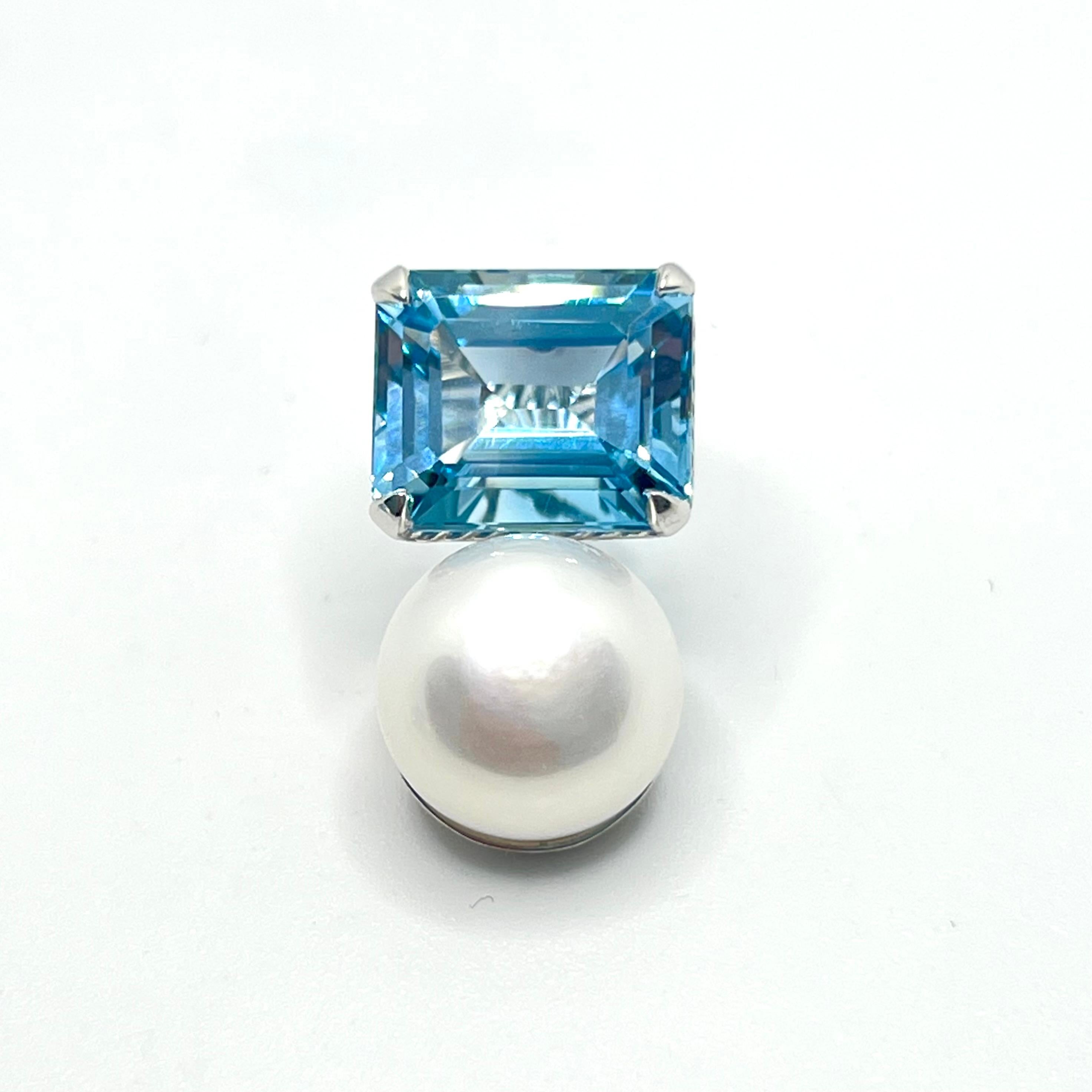 Atemberaubende Bijoux Num Emerald-cut Blue Topaz & Süßwasserperlen-Ohrringe. 

Die Ohrringe bestehen aus 2 wunderschönen himmelblauen Topasen im Smaragdschliff und 2 glänzenden 12 mm großen Süßwasser-Zuchtperlen, die in platin-rhodiniertem