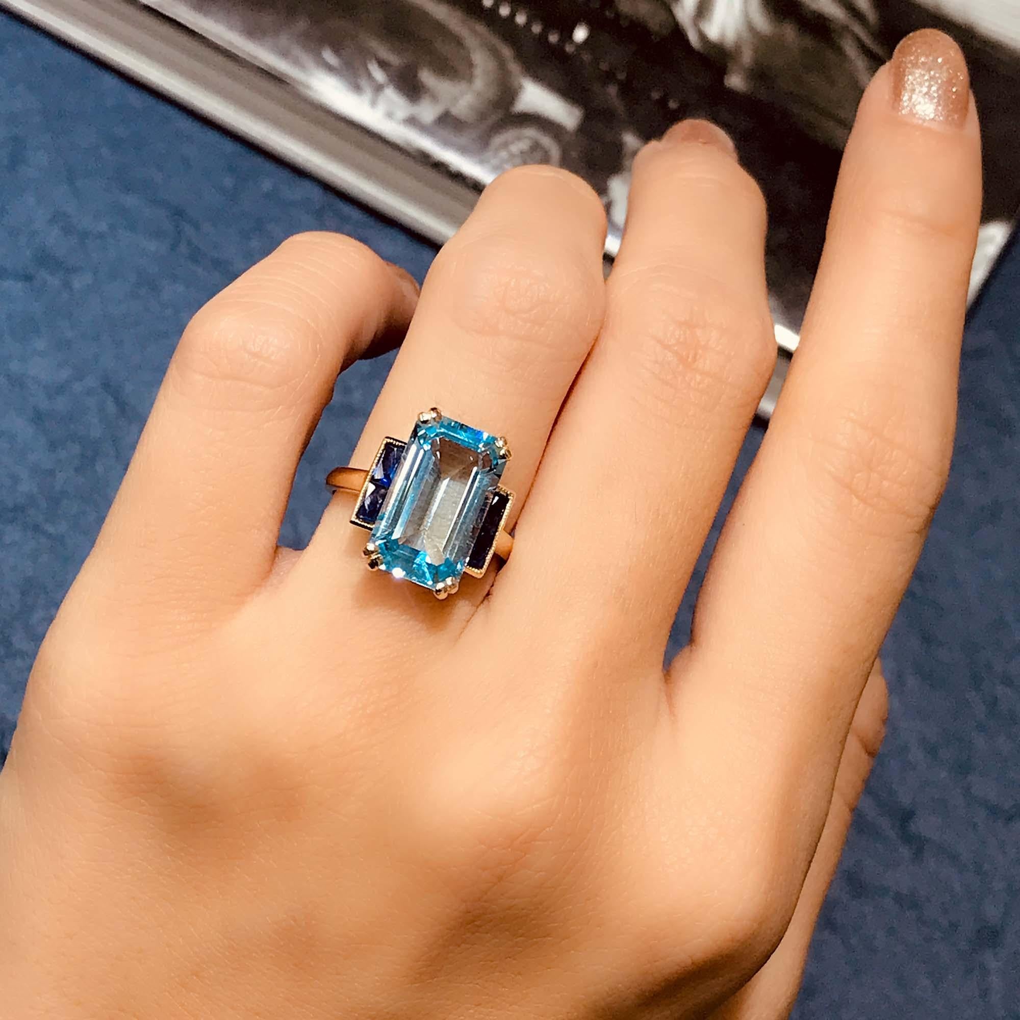 Art Déco Anello solitario in stile Art Deco con Topazio Blu e Zaffiro taglio smeraldo in oro 9k in vendita