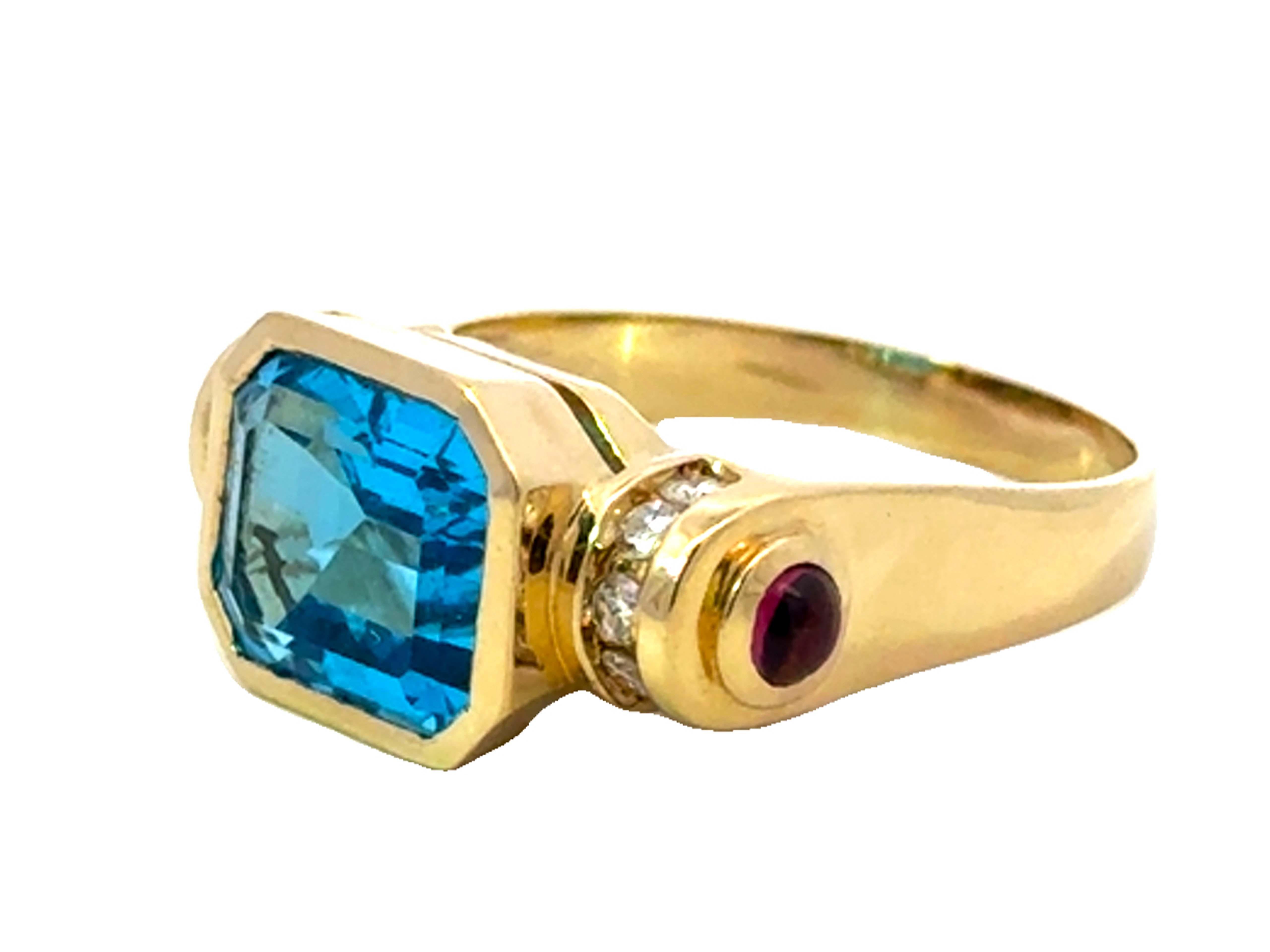 Anello con diamante e granato Topazio blu taglio smeraldo in oro giallo 14 carati In condizioni ottime in vendita a Honolulu, HI