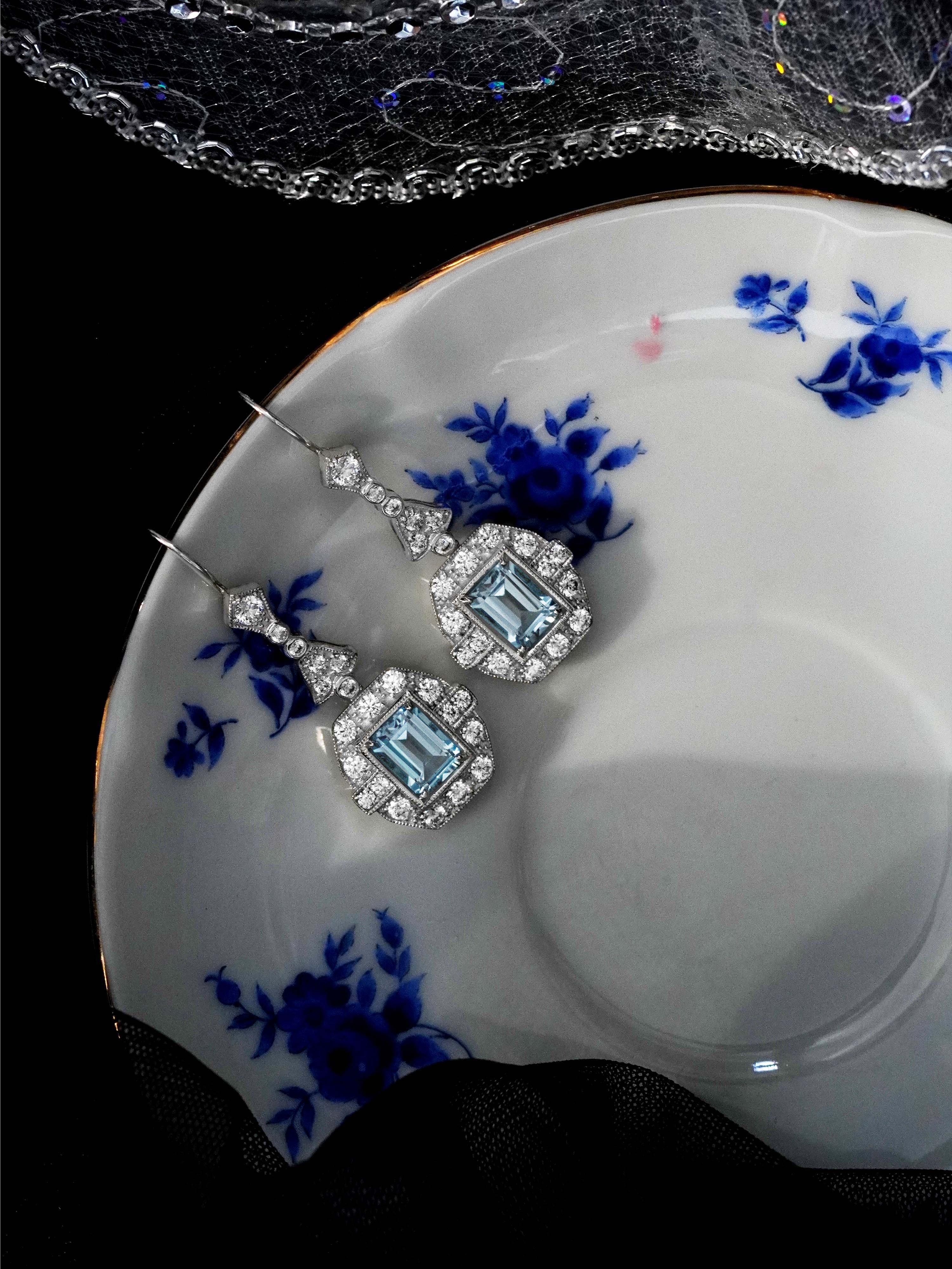Smaragdgeschliffene Blautopas-Diamant-Tropfenohrringe im Art-déco-Stil aus 18 Karat Weißgold (Smaragdschliff) im Angebot