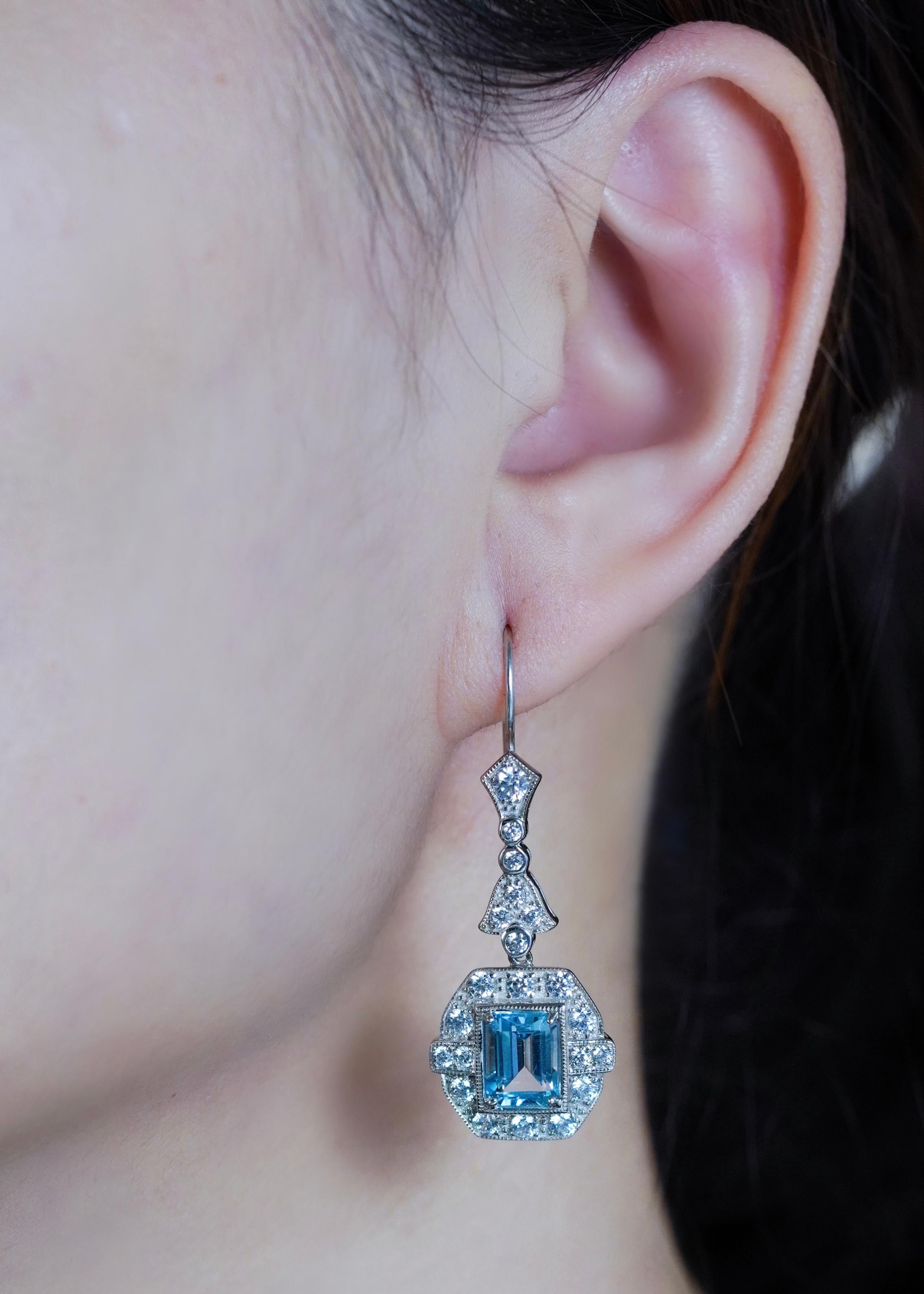 Smaragdgeschliffene Blautopas-Diamant-Tropfenohrringe im Art-déco-Stil aus 18 Karat Weißgold (Art déco) im Angebot