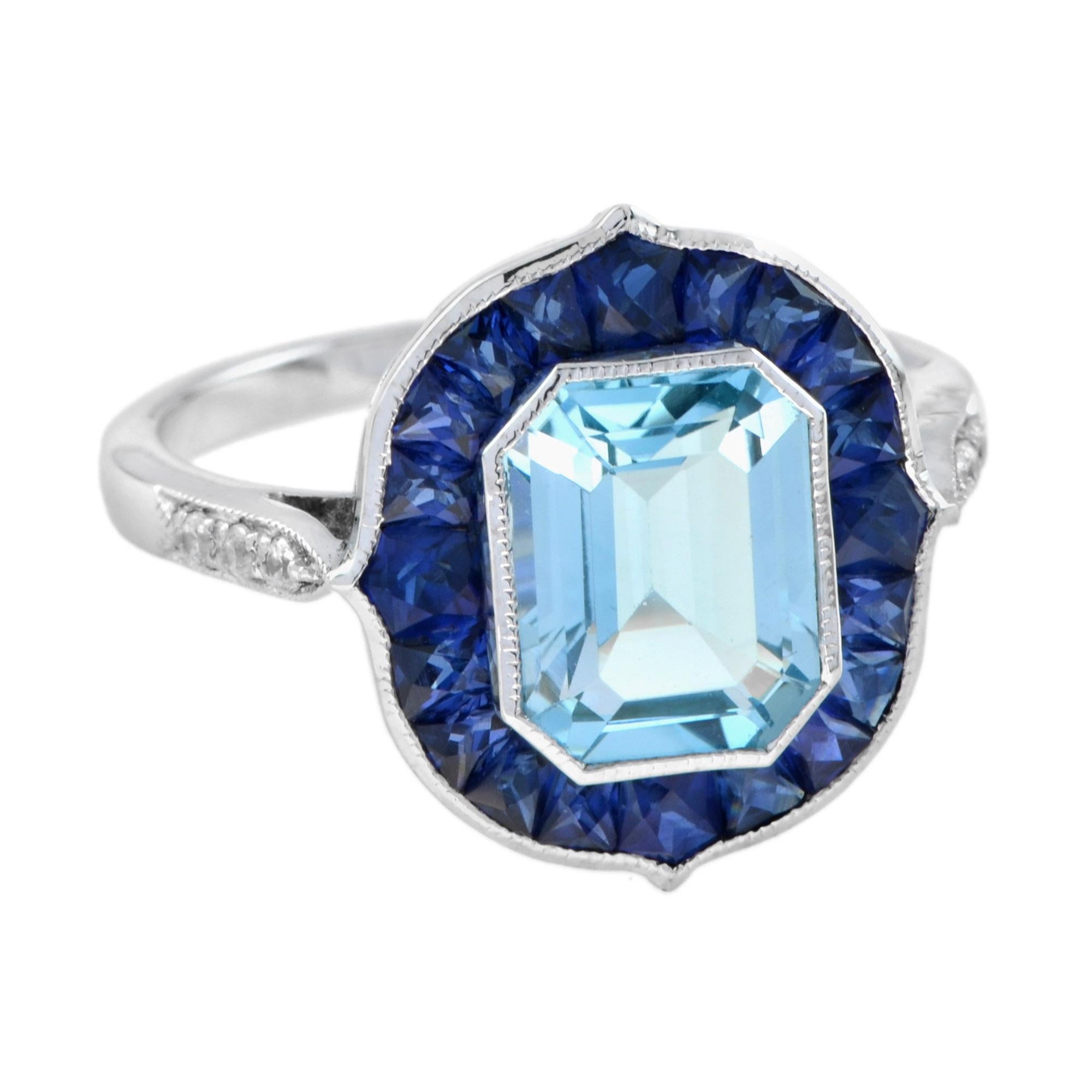 Cette création est exquise. Au cœur de cette bague se trouve une superbe topaze bleue de taille émeraude, encadrée par les textures milgrain les plus délicates. La topaze bleue centrale est rehaussée par des saphirs bleus de taille française. C'est