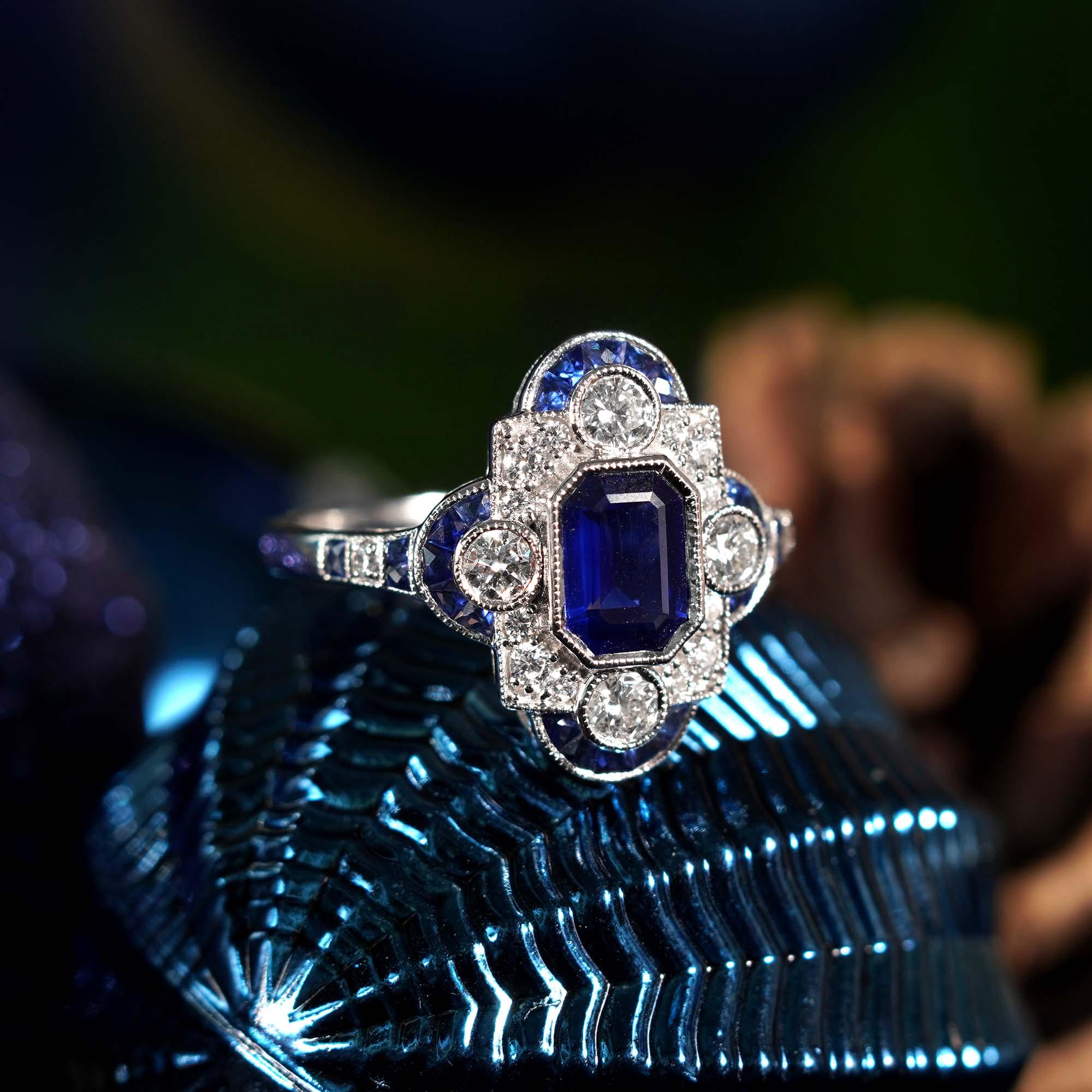 Smaragdschliff Ceylon Saphir und Diamant Art Deco Stil Halo Ring in 18K Gold (Art déco)
