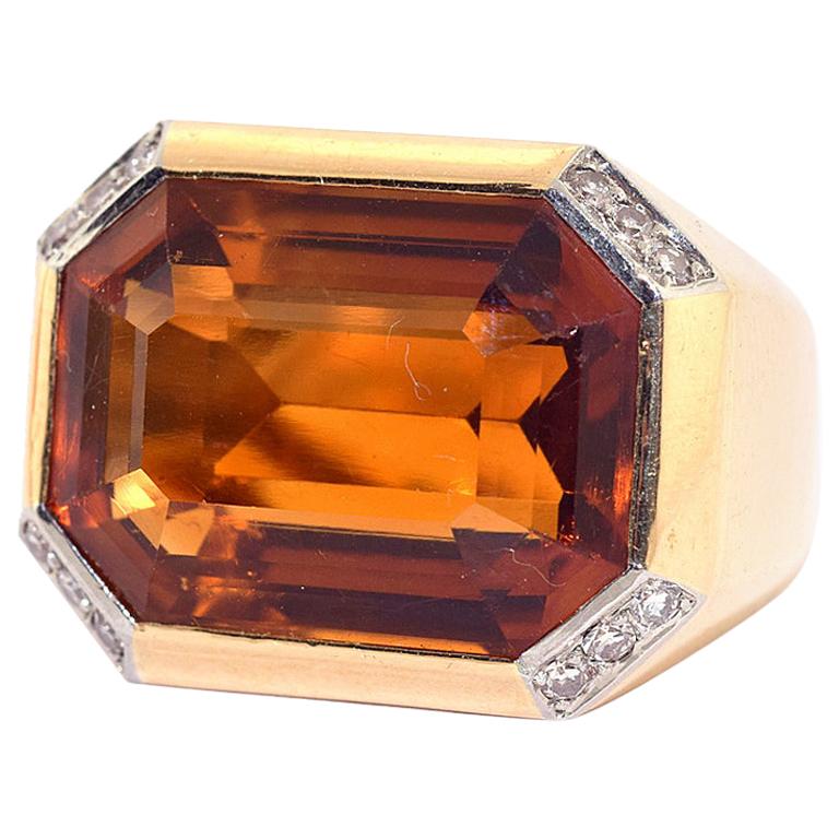 Bague cocktail avec citrine taille émeraude et diamants en vente