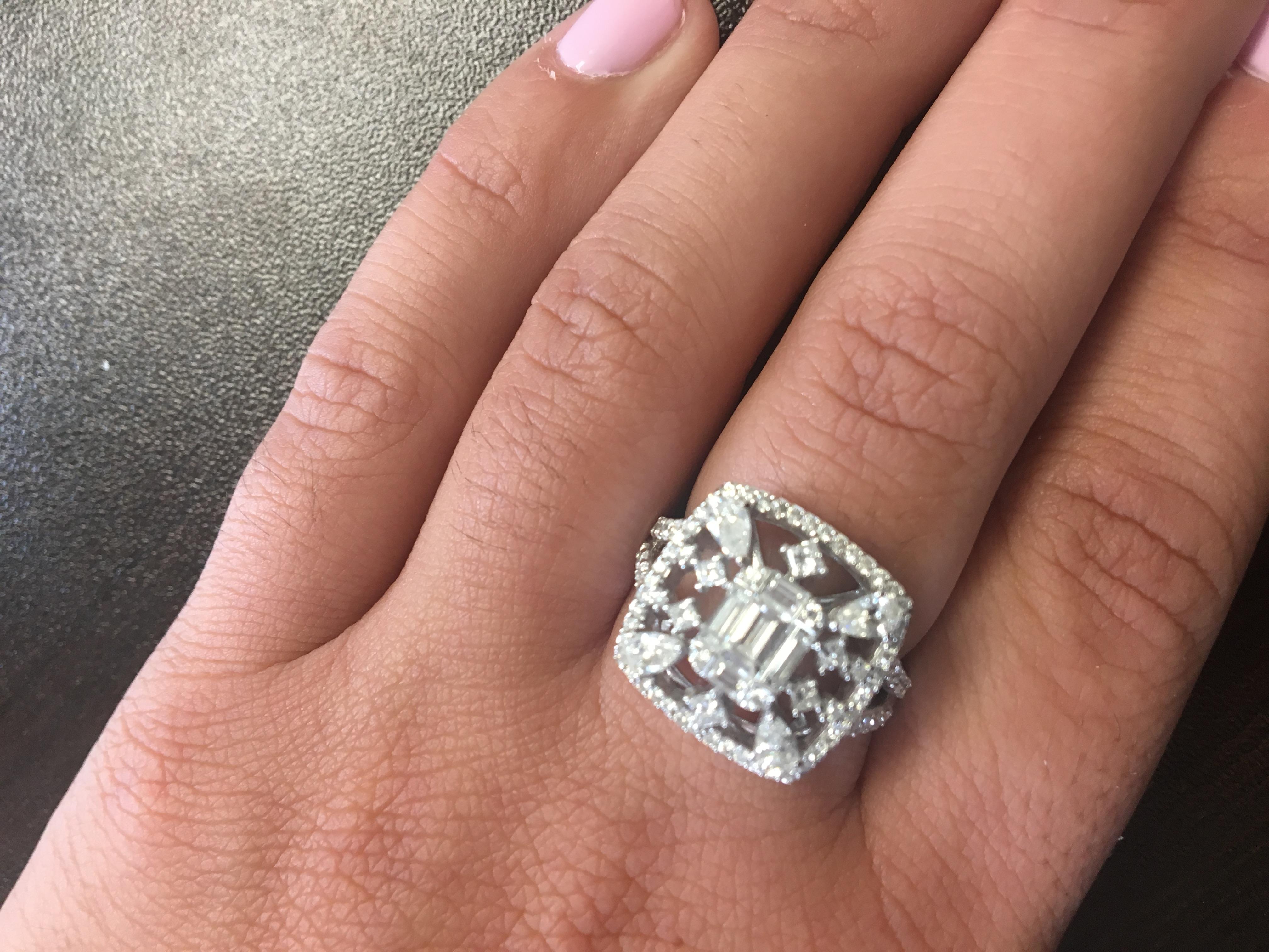 Moderne Bague cocktail en or 18 carats avec taille émeraude en vente