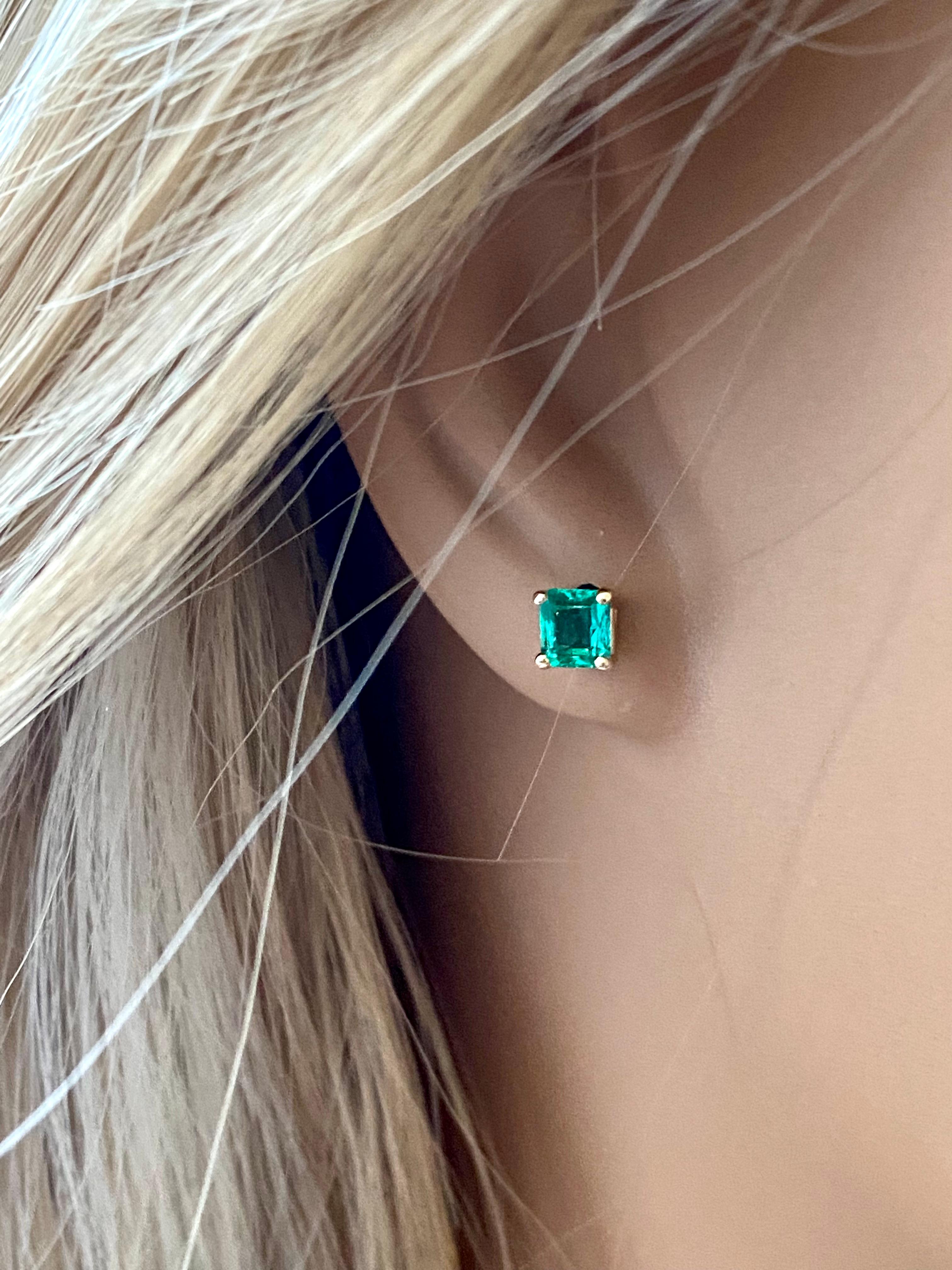 Ohrstecker aus Gelbgold mit kolumbianischem Smaragd im Smaragdschliff und einem Gewicht von 0,75 Karat 3