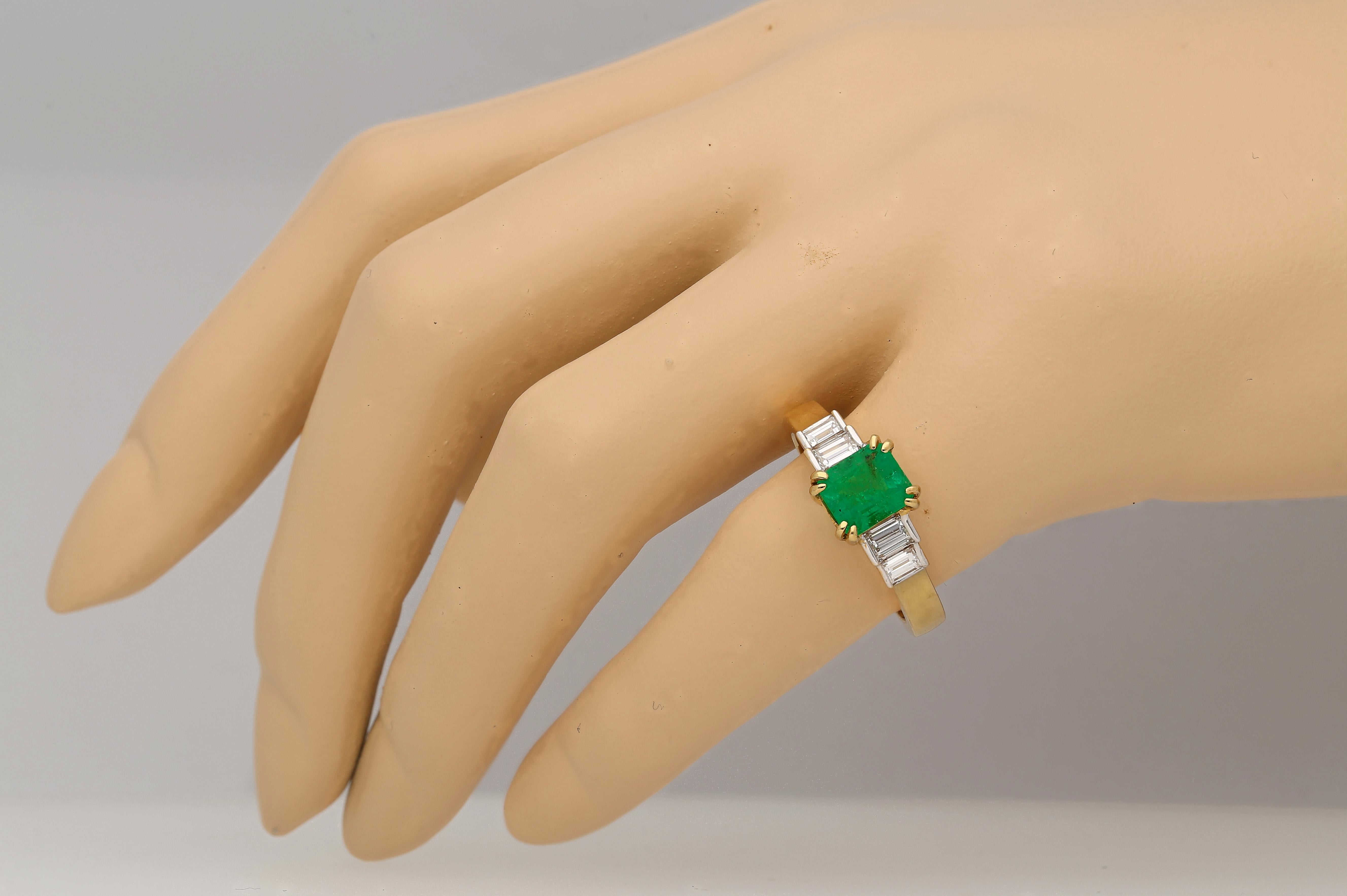 Emerald-Cut Colombian Emerald and Diamond 18 Karat Yellow Gold Ring im Angebot 5