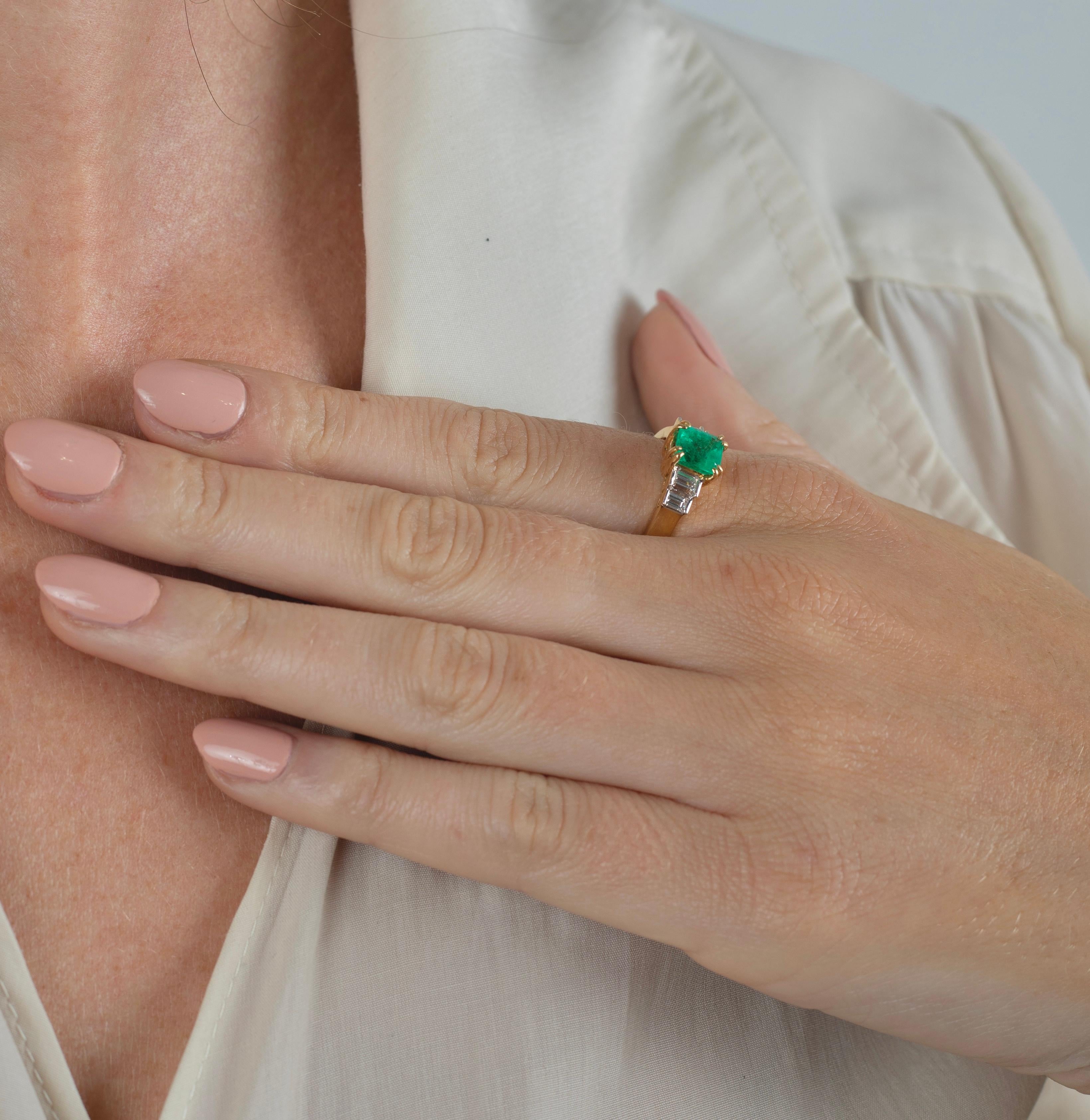 Emerald-Cut Colombian Emerald and Diamond 18 Karat Yellow Gold Ring (Smaragdschliff) im Angebot