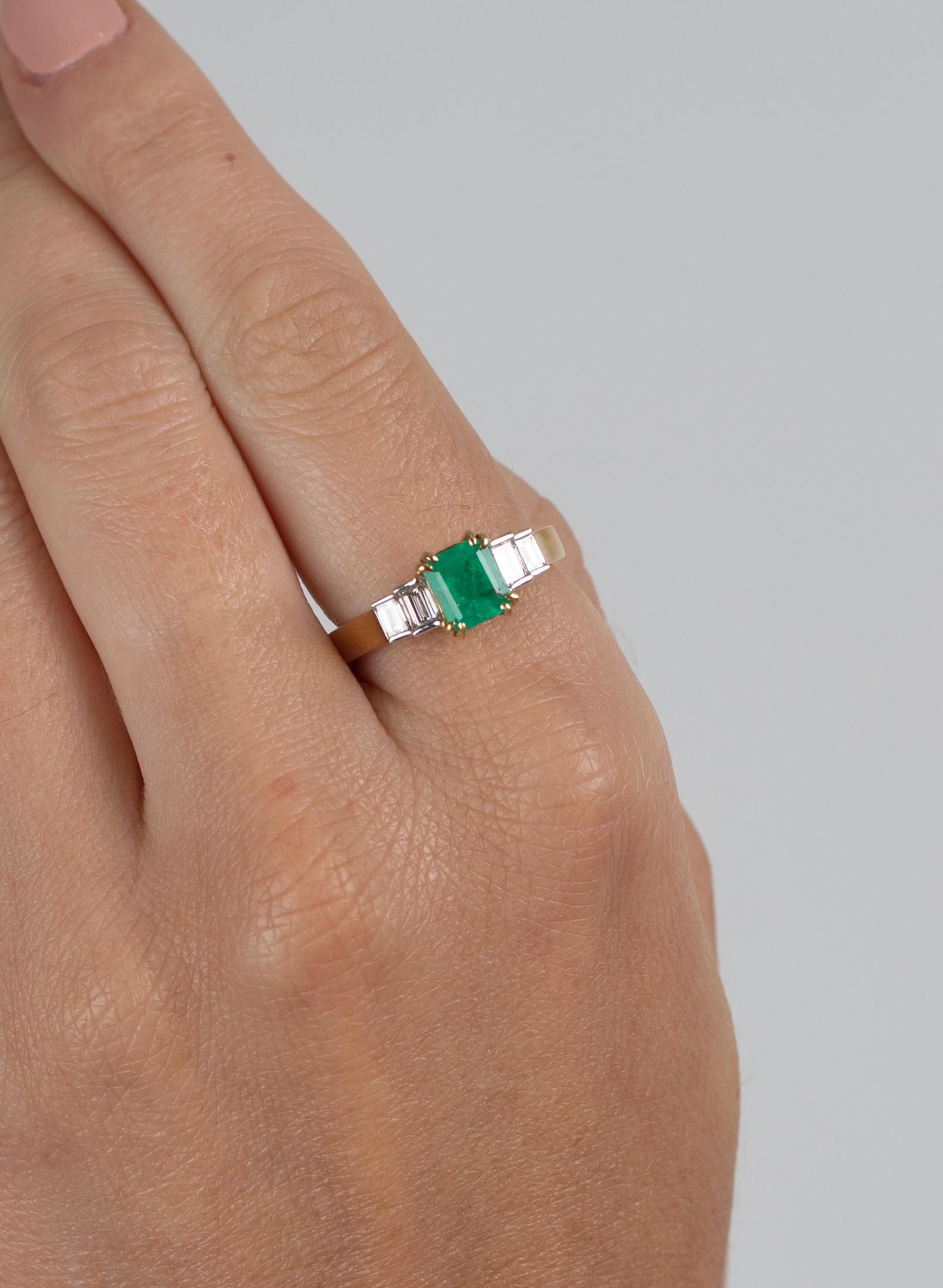 Emerald-Cut Colombian Emerald and Diamond 18 Karat Yellow Gold Ring im Zustand „Hervorragend“ im Angebot in Miami, FL