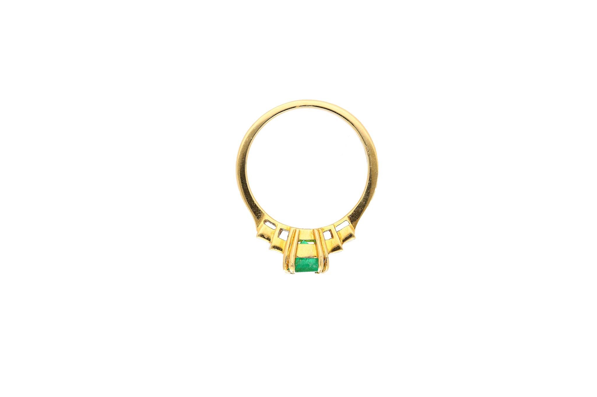 Emerald-Cut Colombian Emerald and Diamond 18 Karat Yellow Gold Ring im Angebot 2