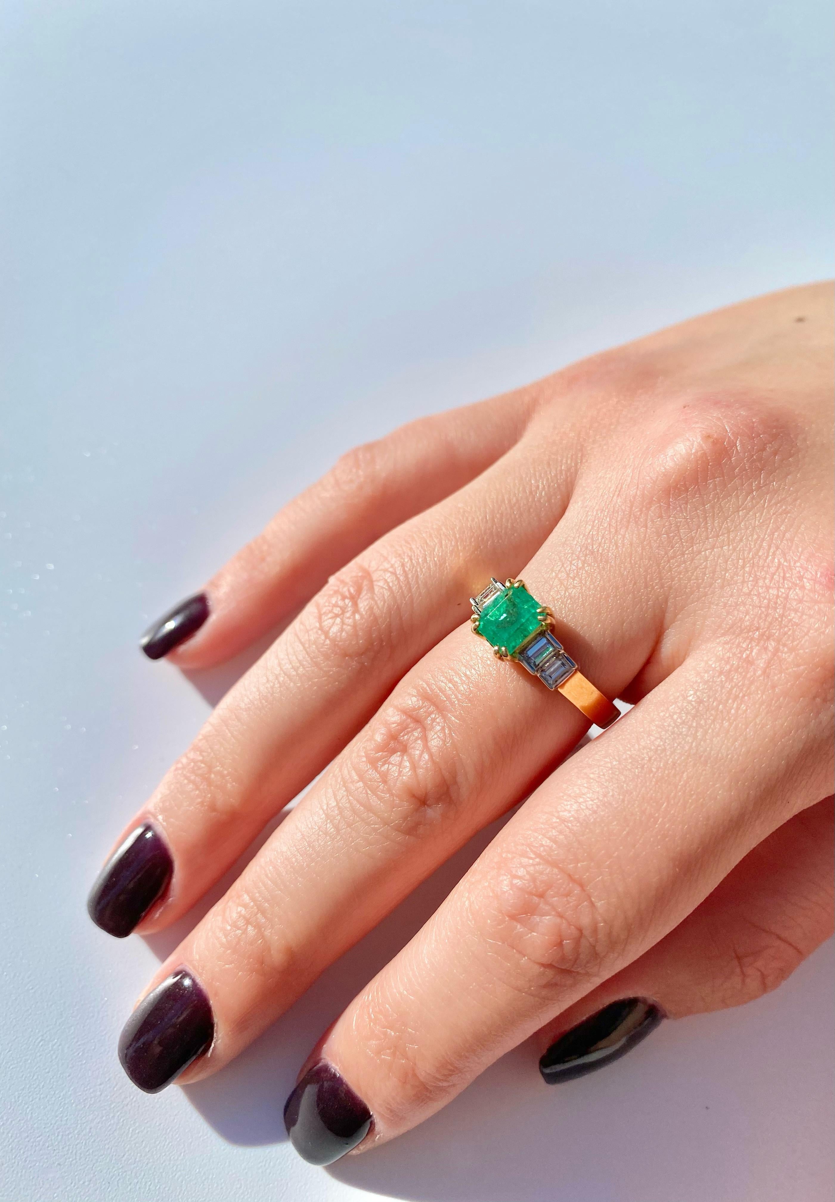 Emerald-Cut Colombian Emerald and Diamond 18 Karat Yellow Gold Ring im Angebot 3