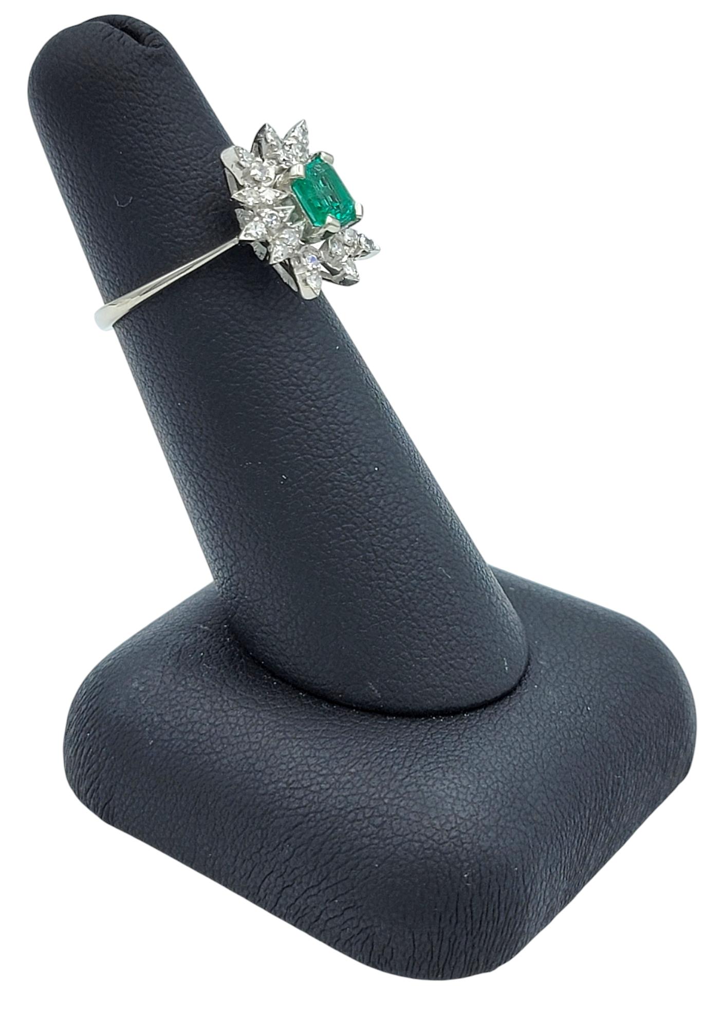 Emerald Cut Colombian Emerald and Diamond Starburst Ring in 18 Karat White Gold en vente 4