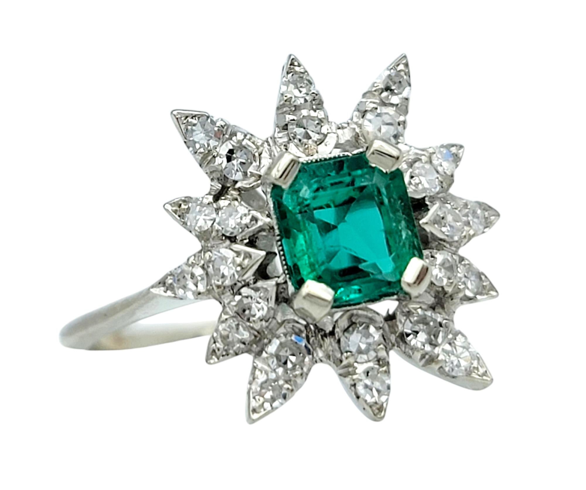 Taille de l'anneau : 5.25 

Rayonnant d'une élégance intemporelle et d'un charme céleste, cette bague en émeraude de Colombie et diamants est un véritable chef-d'œuvre artistique. En son centre se trouve une émeraude taillée d'un vert vif, dont la