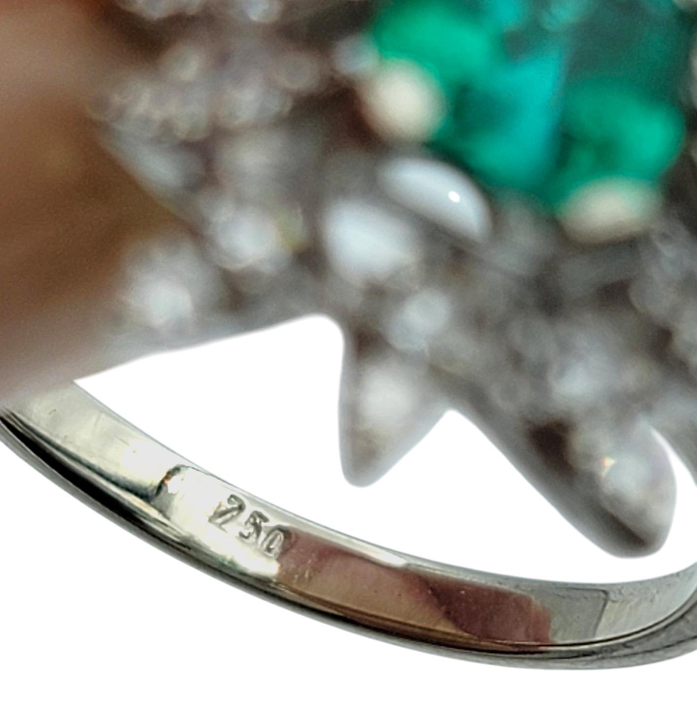 Emerald Cut Colombian Emerald and Diamond Starburst Ring in 18 Karat White Gold en vente 1