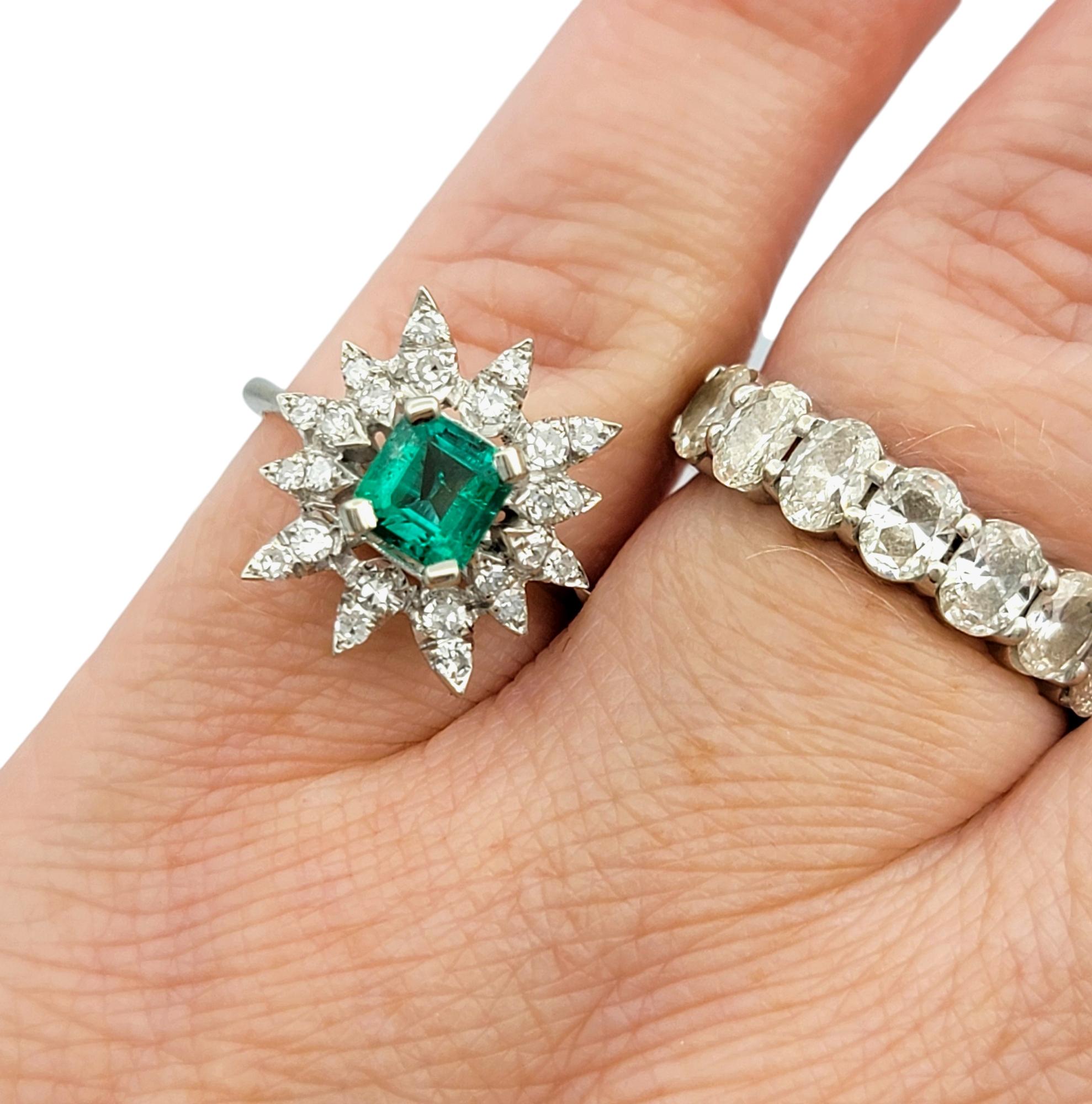Emerald Cut Colombian Emerald and Diamond Starburst Ring in 18 Karat White Gold en vente 2