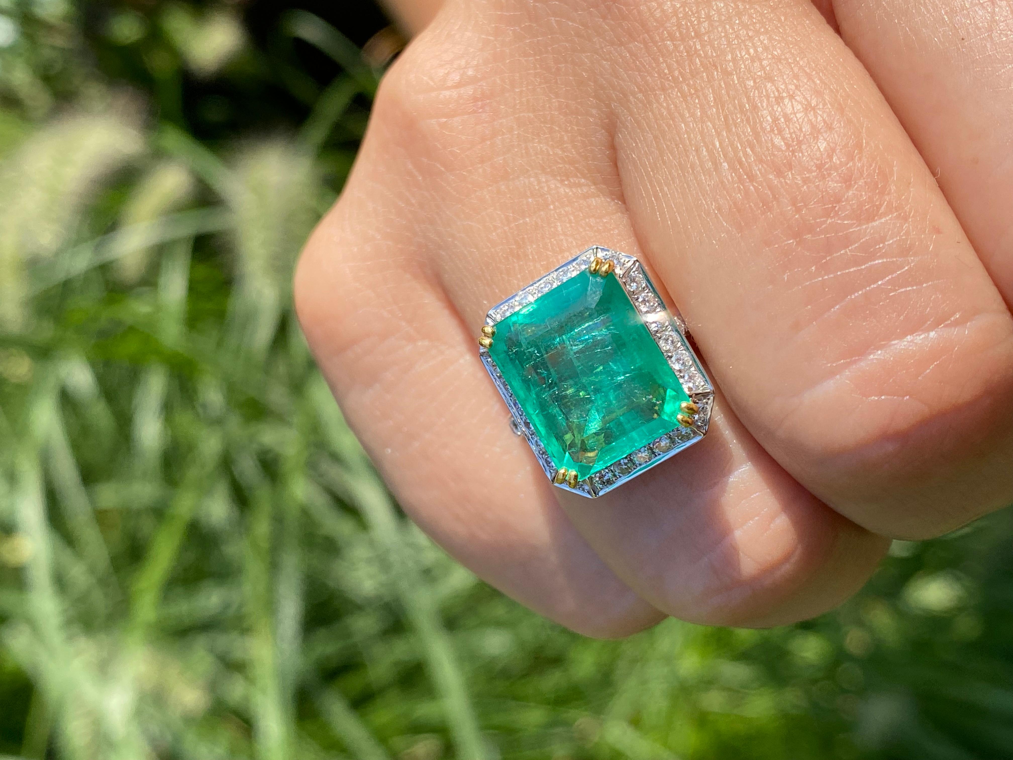 Emerald-Cut Colombian Emerald and Diamond Vintage Cocktail Ring en venta 5