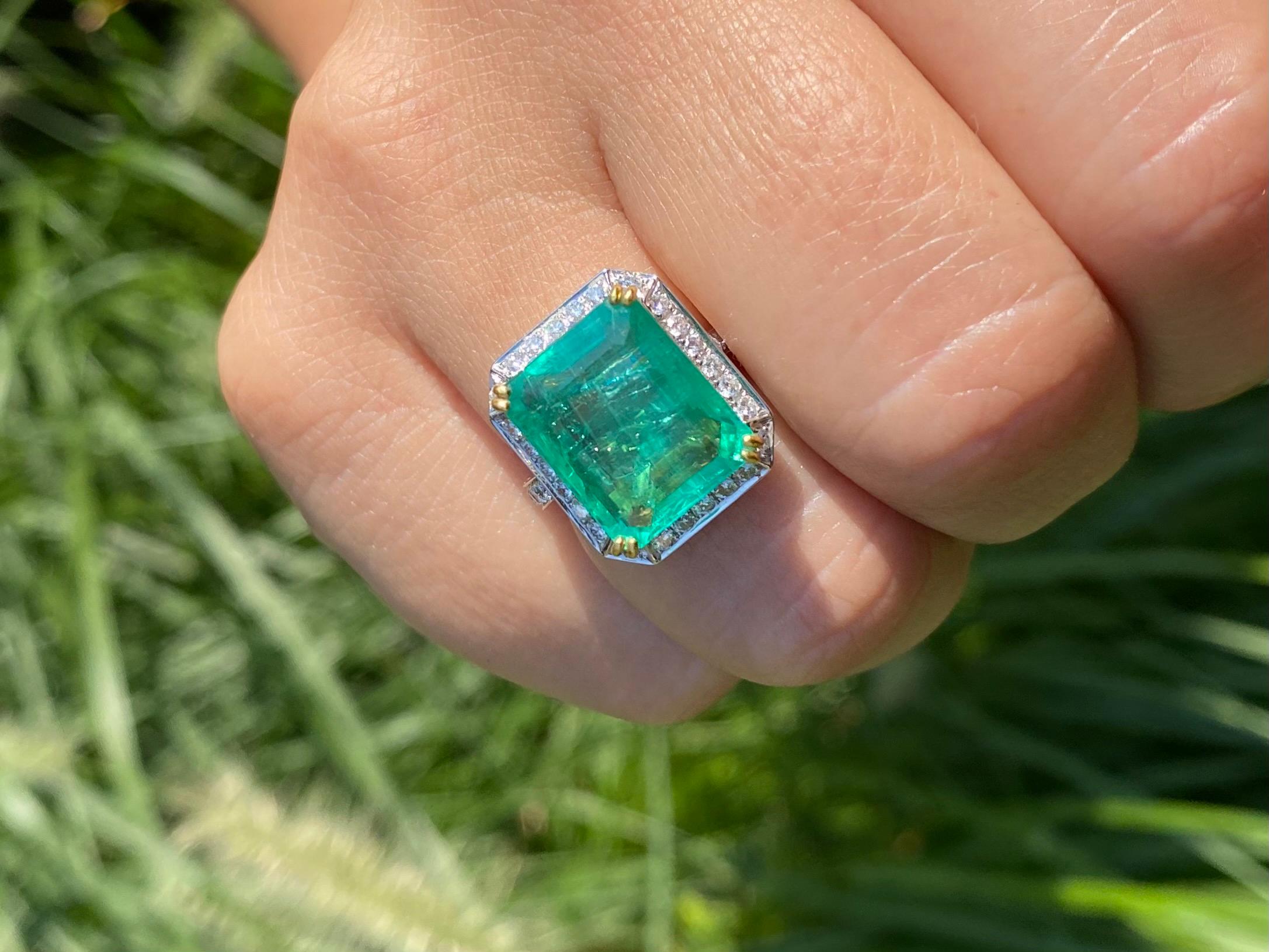 Emerald-Cut Colombian Emerald and Diamond Vintage Cocktail Ring en venta 3