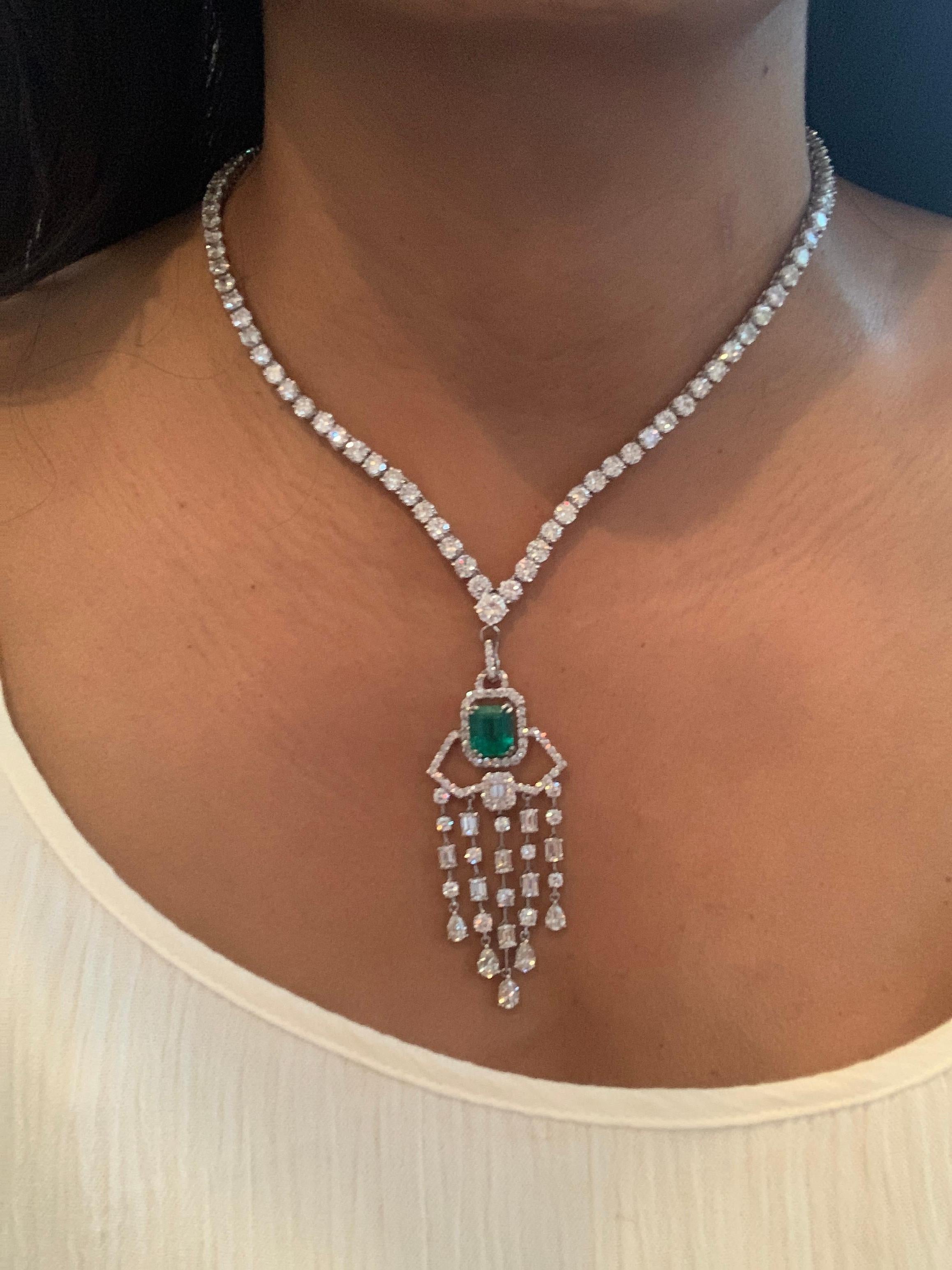 Platin-Halskette mit kolumbianischem Smaragd im Smaragdschliff und Diamanttropfen & Riviera  im Angebot 15