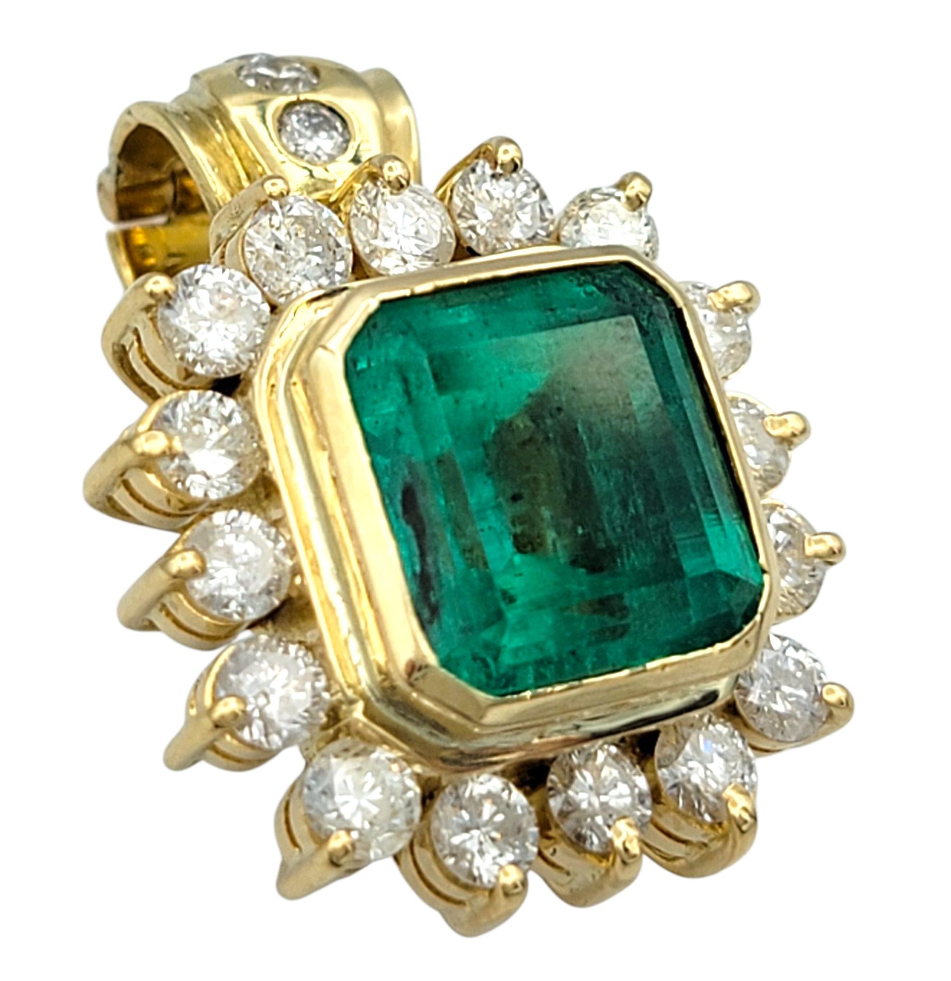 Ce pendentif royal est centré sur une émeraude colombienne certifiée AGL de 3,28 carats d'un vert éclatant, d'une transparence et d'un caractère exceptionnels. Entourée d'un audacieux halo de diamants ronds et brillants, la pierre rectangulaire de