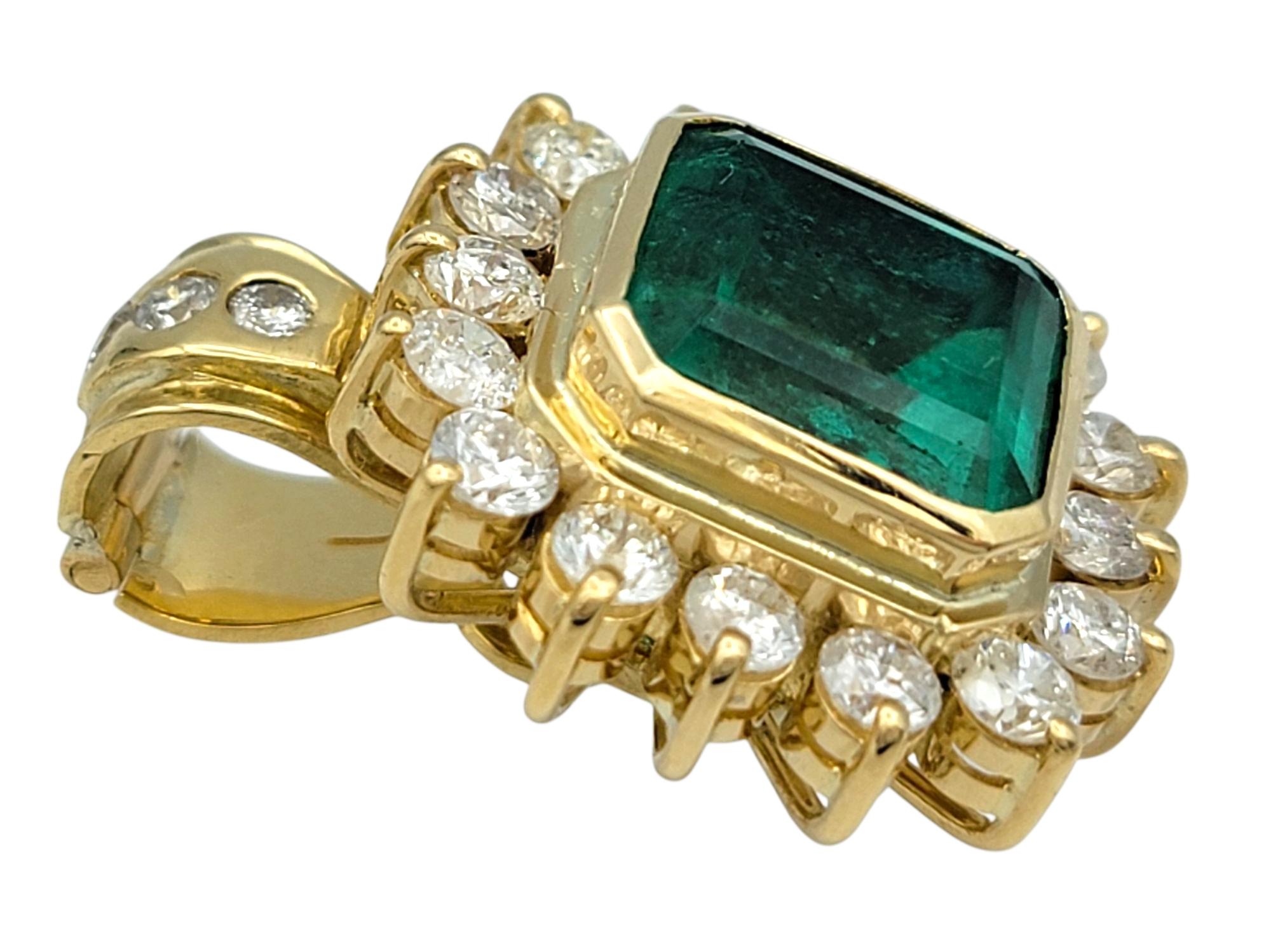 Contemporain Pendentif en or jaune 18 carats avec émeraude colombienne et halo en diamant en vente